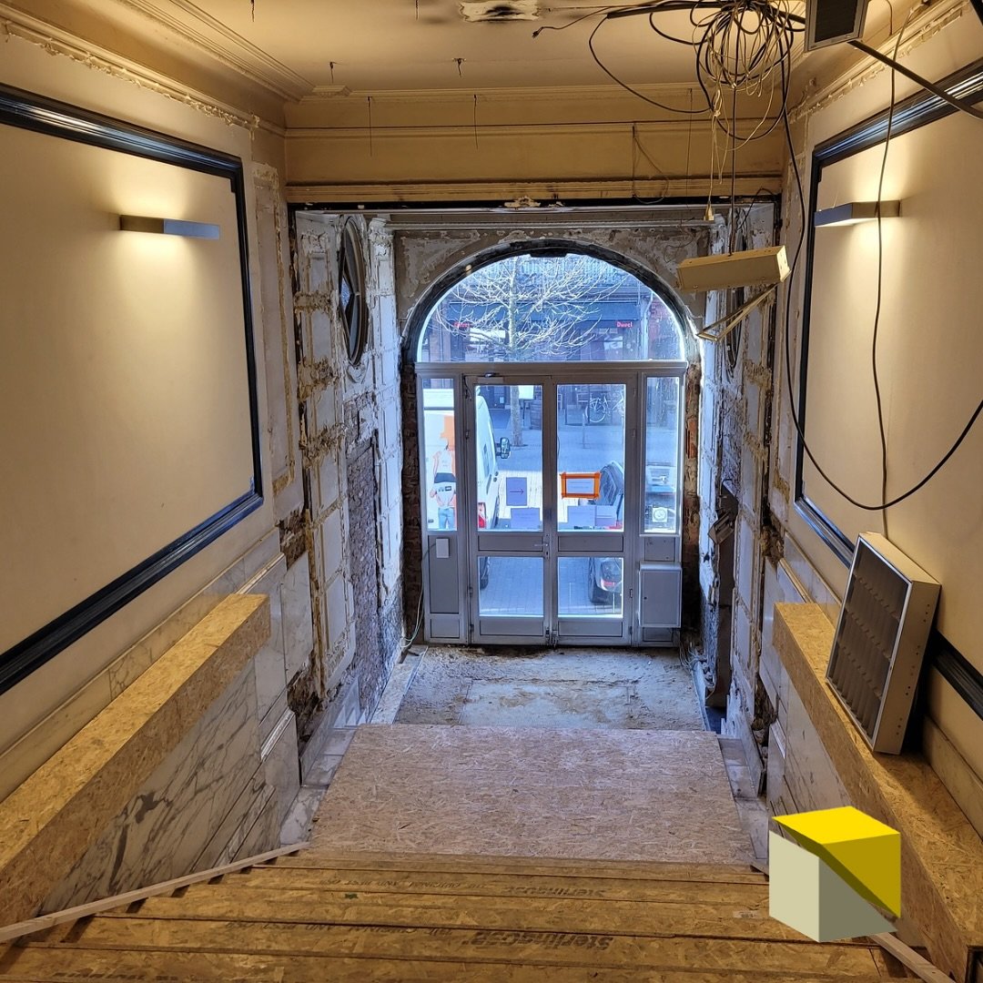 🏛️Wij renoveren de inkomhallen van het Hansa-Huis in Antwerpen &ndash; een prachtig gebouw dat zijn grandeur opnieuw mag tonen. Met respect voor het verleden en oog voor detail werken we aan een stijlvolle, duurzame vernieuwing.

#hansahuis #antwerp