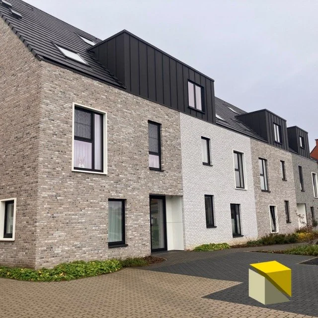Afgewerkt project in Melsele. 

Voor bouwheer FRAA realiseerden wij de hernieuwbouw van een meergezinswoning met 11 moderne appartementen.

In samenwerking met @_wearchitects_ Architecten cre&euml;erden we een toekomstgericht woonproject met focus op