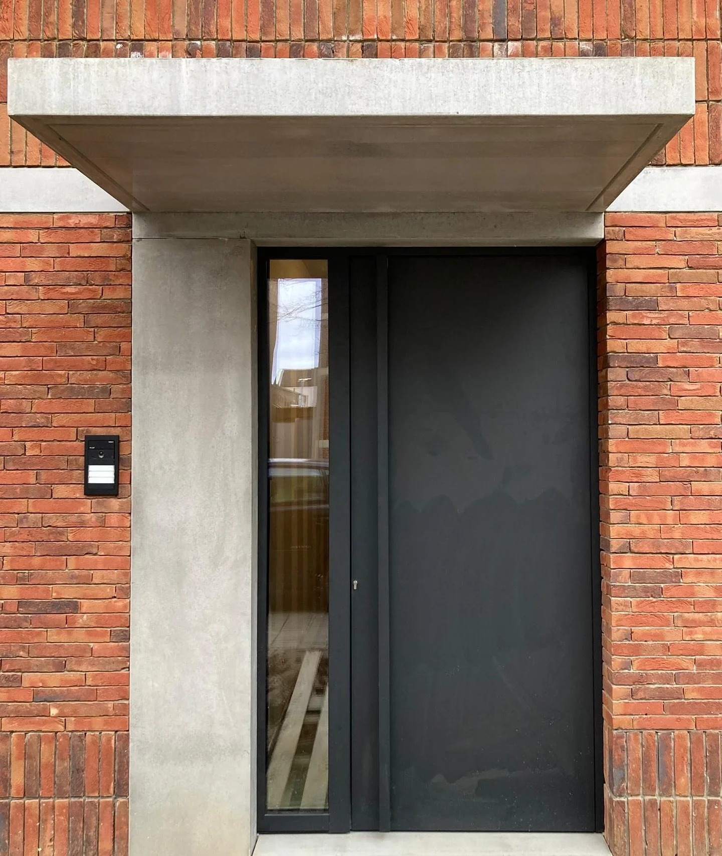 Project Edegem - Nieuwe voordeur van een modern nieuwbouwappartementsgebouw.  Klaar om toekomstige bewoners te verwelkomen. #vanallewerventhuis #workinprogress #nieuwbouw #inter_fastbv