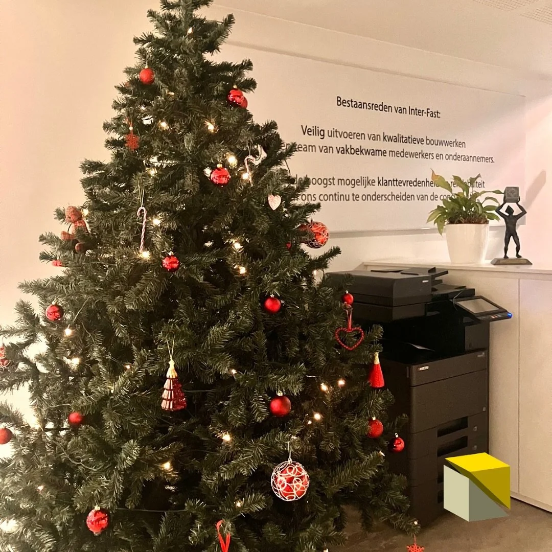 Wij sluiten vandaag het werkjaar af en gaan in kerstvakantie 🎄
Dankjewel aan al onze medewerkers en bouwpartners voor jullie inzet, vakmanschap en vertrouwen het voorbije jaar.
Wij kijken uit naar een sterke samenwerking en nog meer mooie bouwprojec