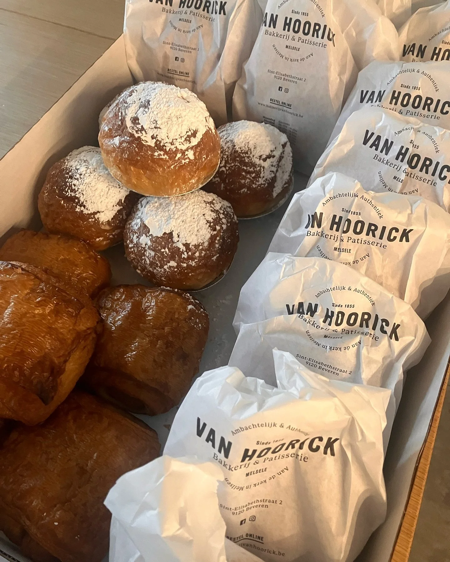 Traditie op Verloren Maandag ✨
Lekkere worstenbroodjes of een appelbol voor al onze medewerkers, verzorgd door @bakkerijvanhoorick 😋#verlorenmaandag #vanallewerventhuis #traditie #medewerkers