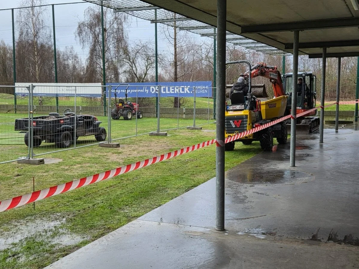 Nieuw project: vandaag zijn we gestart aan de voorbereiding voor de vernieuwing van de driving range @golfclubbeveren 
#vanallewerventhuis #inter_fastbv #golf #drivingrange⛳️