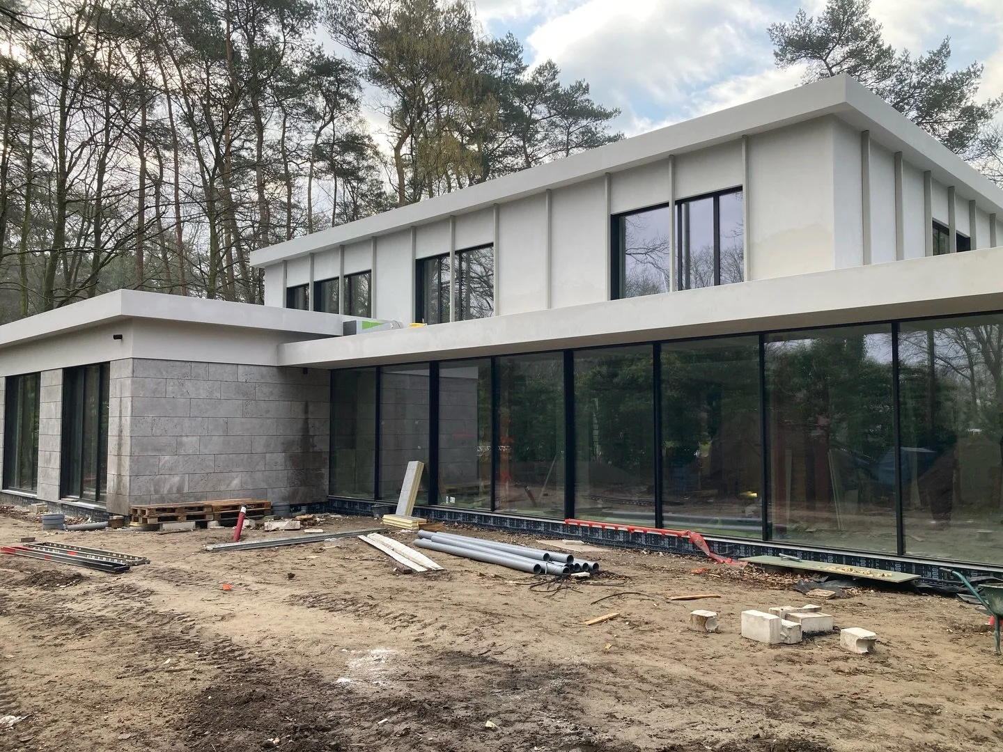 Niet stilgezeten de laatste weken. Op al onze werven werd er stevig doorgewerkt: voorbereidingen, metselwerken, technieken en afwerking, Trots op het vakmanschap van onze ploegen en samenwerking op en rond de werf!
Wij blikken tevreden terug en laden