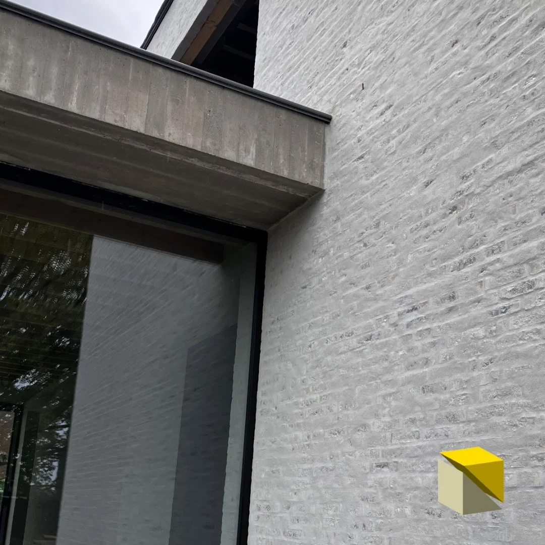 Op dit project werd gevelsteen zowel voor de buitengevel gebruikt als voor een binnenmuur. Het voegwerk werd uitgevoerd met een &lsquo;papvoeg&rsquo;. Wij vinden het alvast een geslaagd resultaat! #vanallewerventhuis #papvoeg #inter_fastbv @wienerber