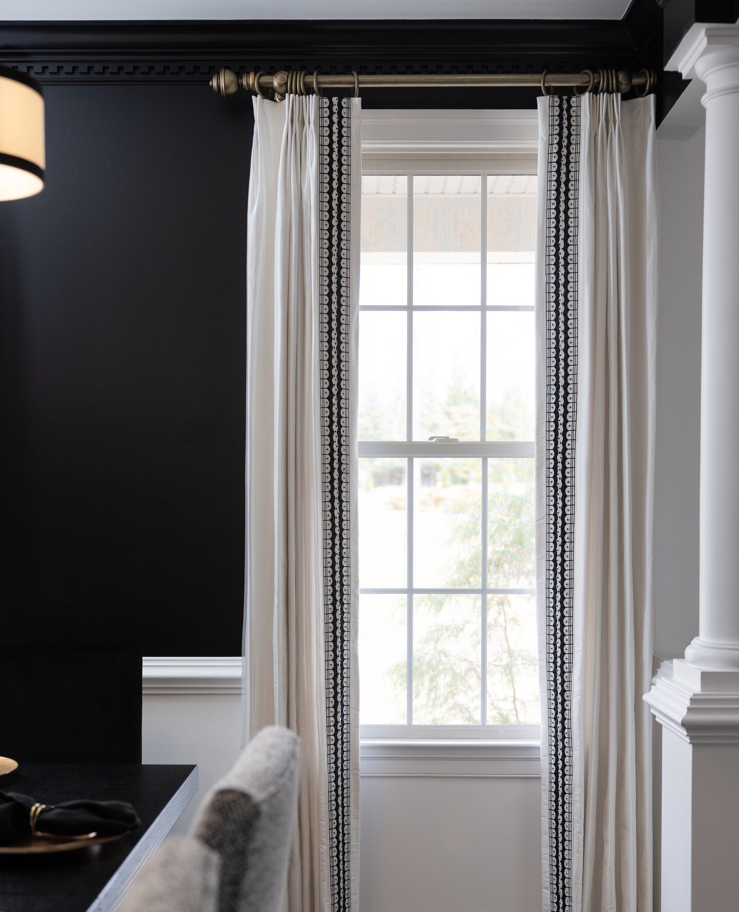 Custom white drapery with black trim against black walls make such a bold statement⁠.⁠
⁠
Photographer: @christykosnicphotography⁠
Designer: @2navylaneinteriors⁠
⁠
#diningroomdesign #blackwalls #customdrapes