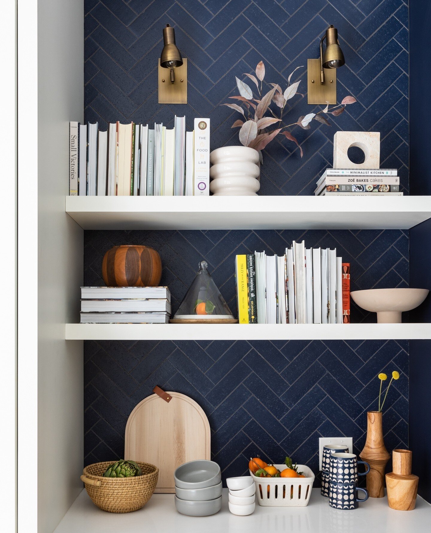 Blue herringbone tile backsplash -- yes please!⁠
⁠
Photographer @christykosnicphotography⁠
Designer @jenileegreene⁠
⁠
#coastal #moderncoastal #architecturalphotographer #interiorsphotographer #dresser #linen #artwork