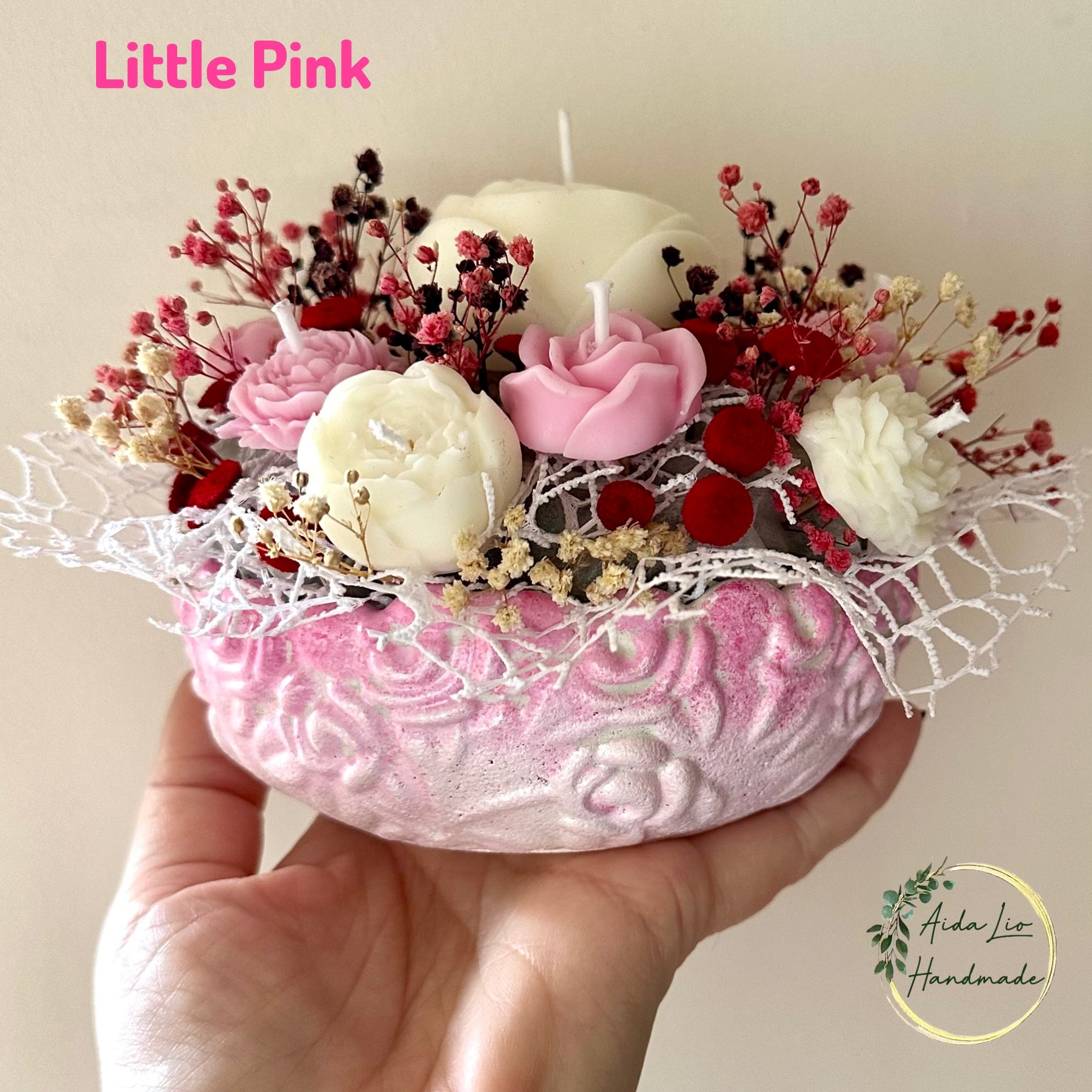Little Pink - aranjament cu lumânări artizanale în formă de flori din ceară naturală parfumată și flori stabilizate în bol din ceramică turnat manual (diam. 12 cm) - 90 lei
* Fiecare lumânare floare se va utiliza separat, iar cele fără fitil se pot t
