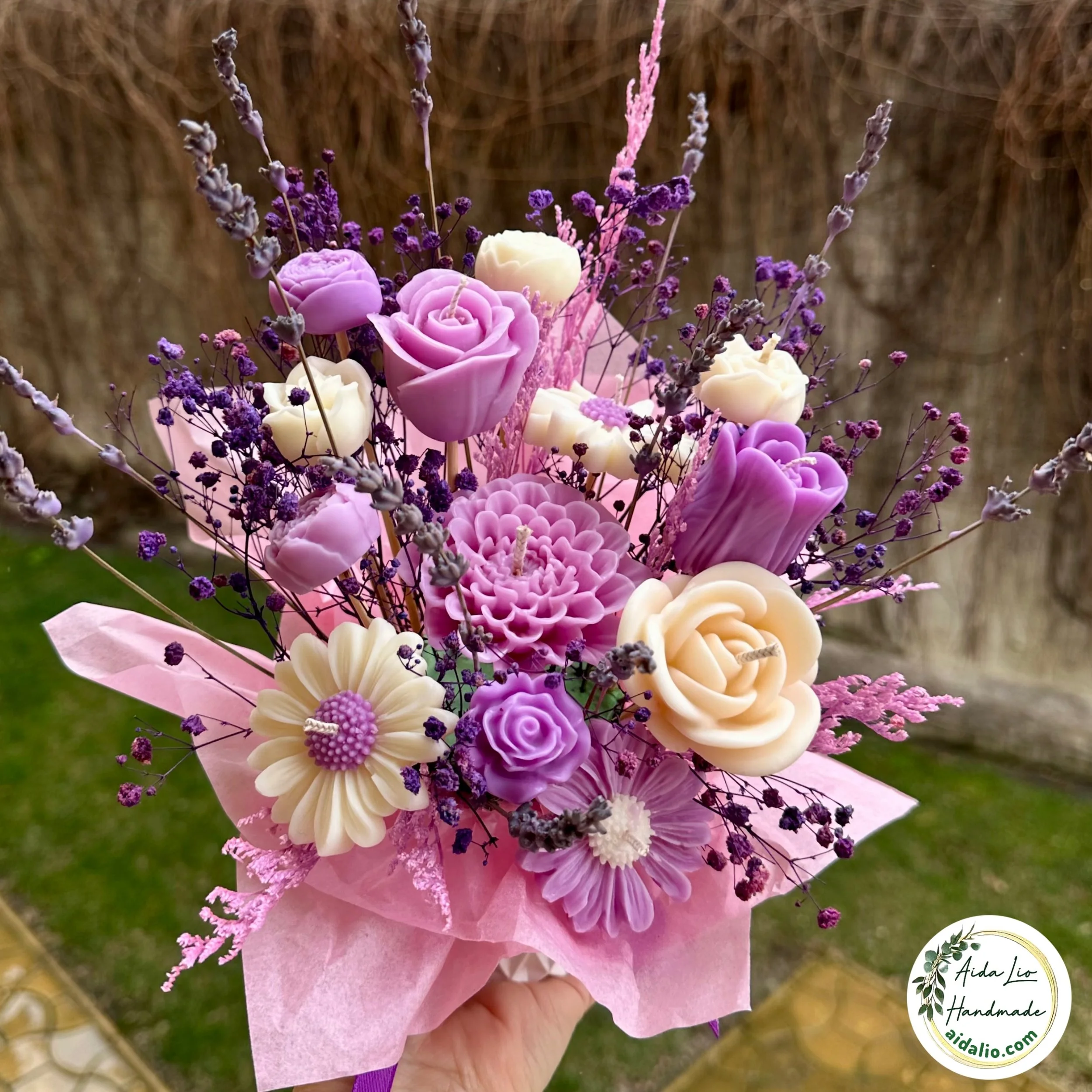 Happy Purple - Aranjament handmade cu flori din ceară naturală parfumată și plante naturale uscate sau criogenate în bol ceramic turnat manual - 200 lei