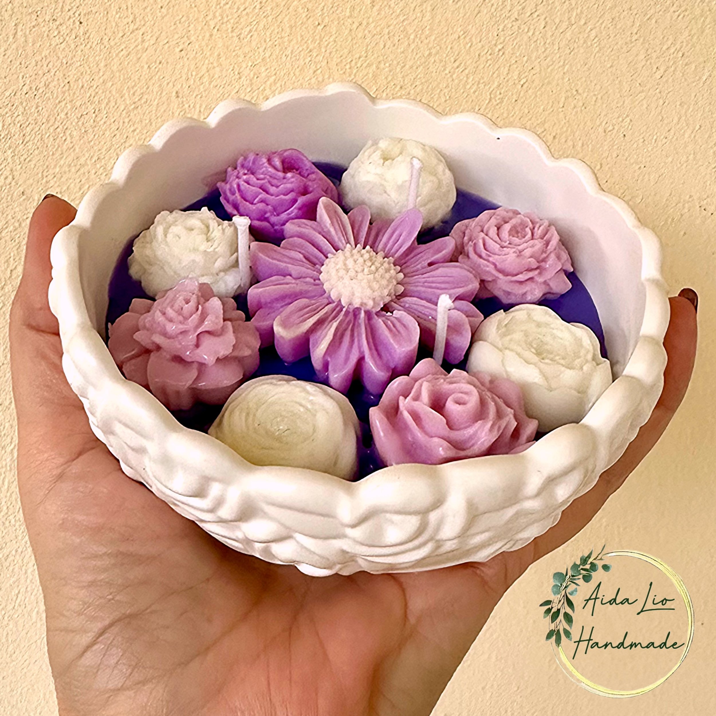 Little Garden - Lumânare artizanală cu flori din ceară naturală cu miros de lavandă, în bol ceramic turnat manual - 80 lei