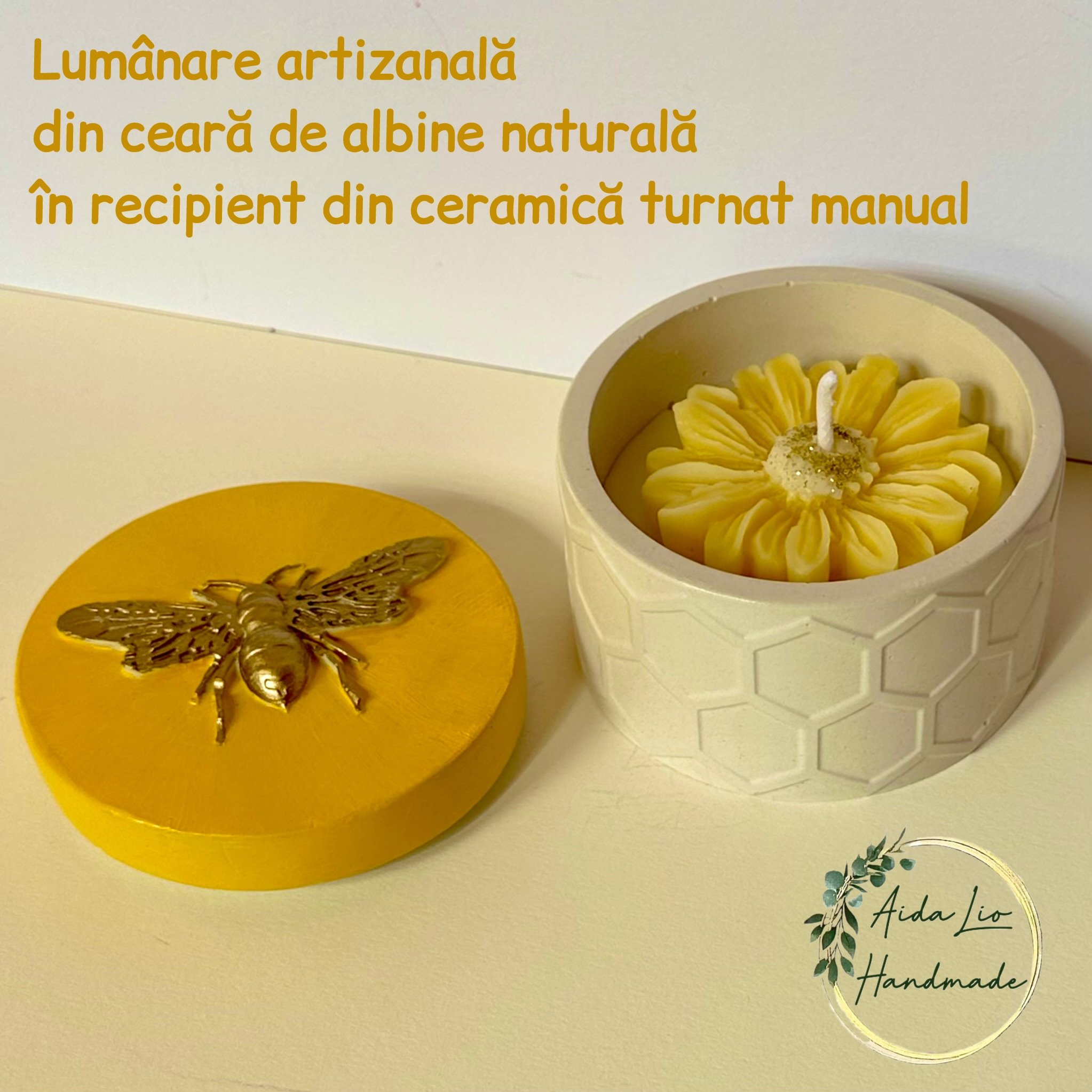 Albina aurie - lumânare artizanală parfumată, din ceară de albine naturală în recipient din ceramică turnat manual - 70 lei