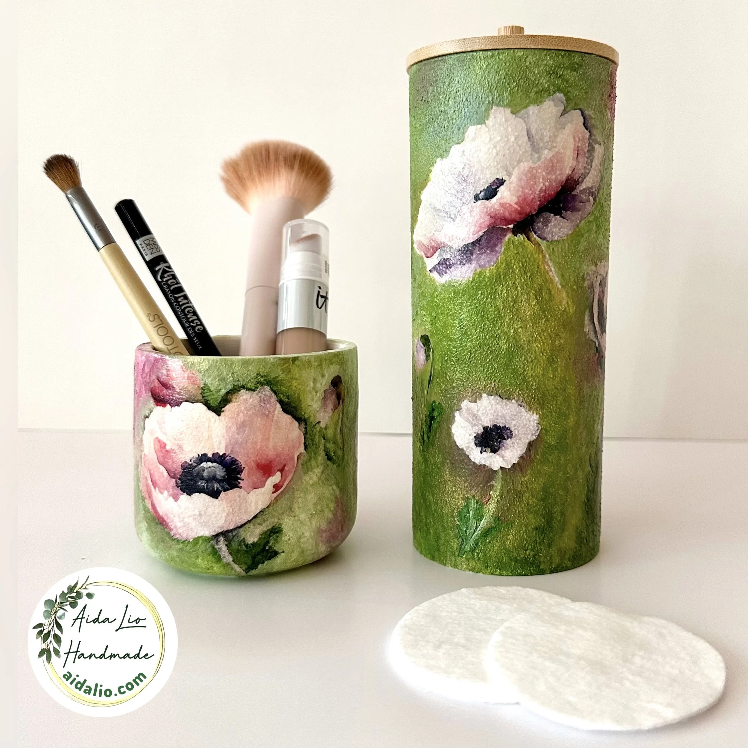 Poppies - set alcătuit din suport pentru dischete demachiante din plastic, cu capac din bambus și pahar ceramic decorate și pictate manual - 120 lei