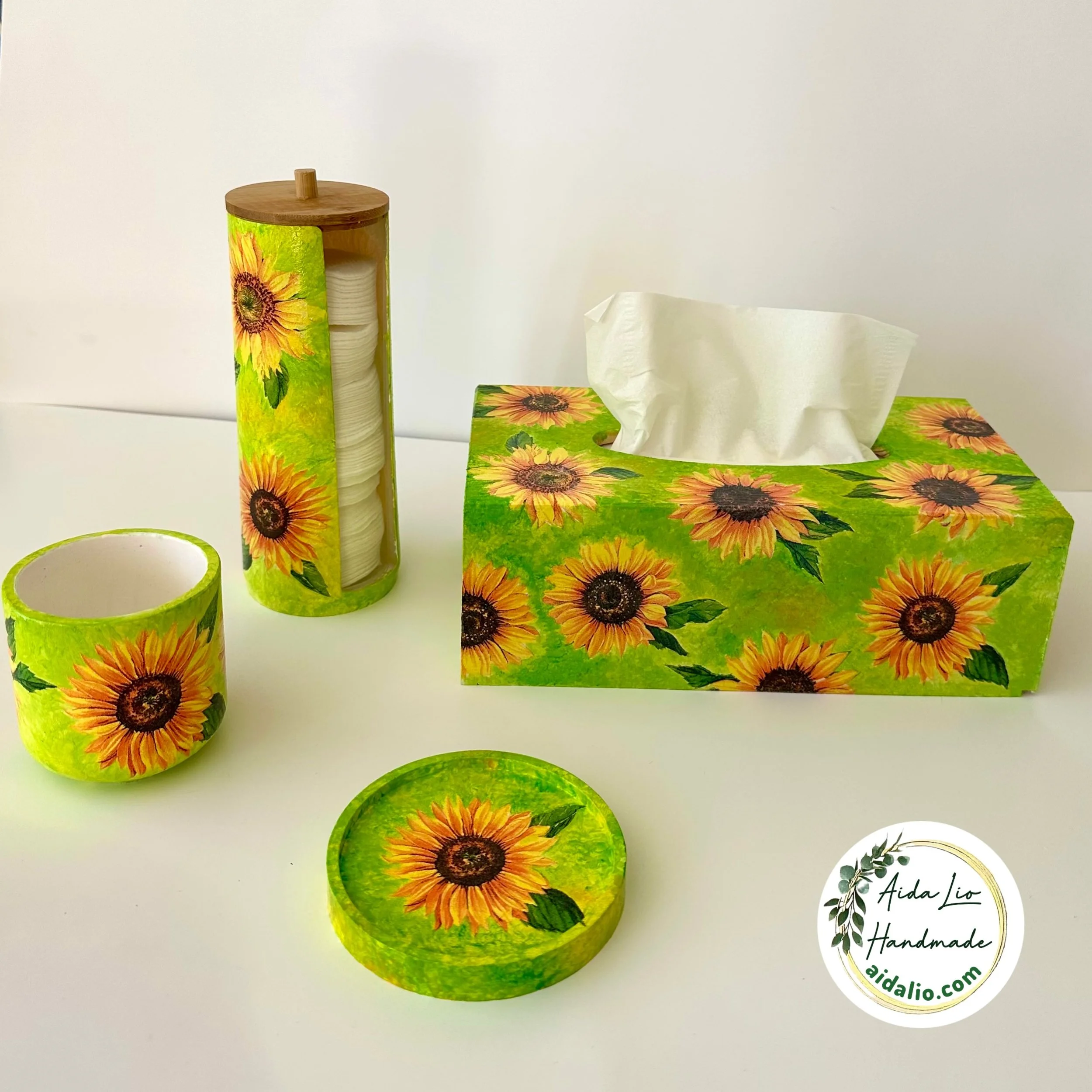 Floarea soarelui - set alcătuit din cutie pentru șervețele, suport pentru dischete demachiante, pahar ceramic și săpunieră ceramică - toate decorate și pictate manual - 280 lei