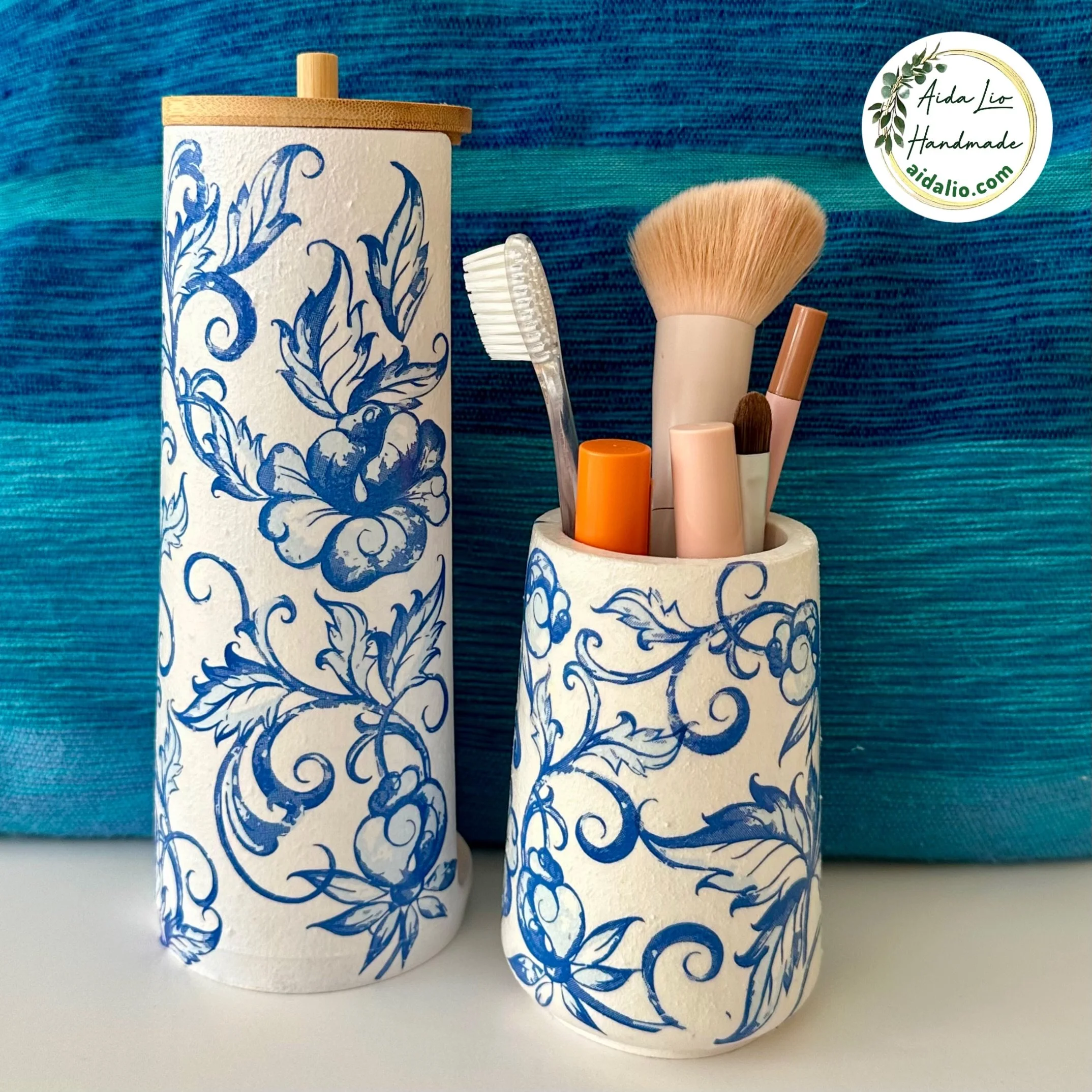Albastru Regal - set de baie decorat și pictat manual: suport acrilic pentru dischete demachiante și pahar ceramic turnat manual - 120 lei