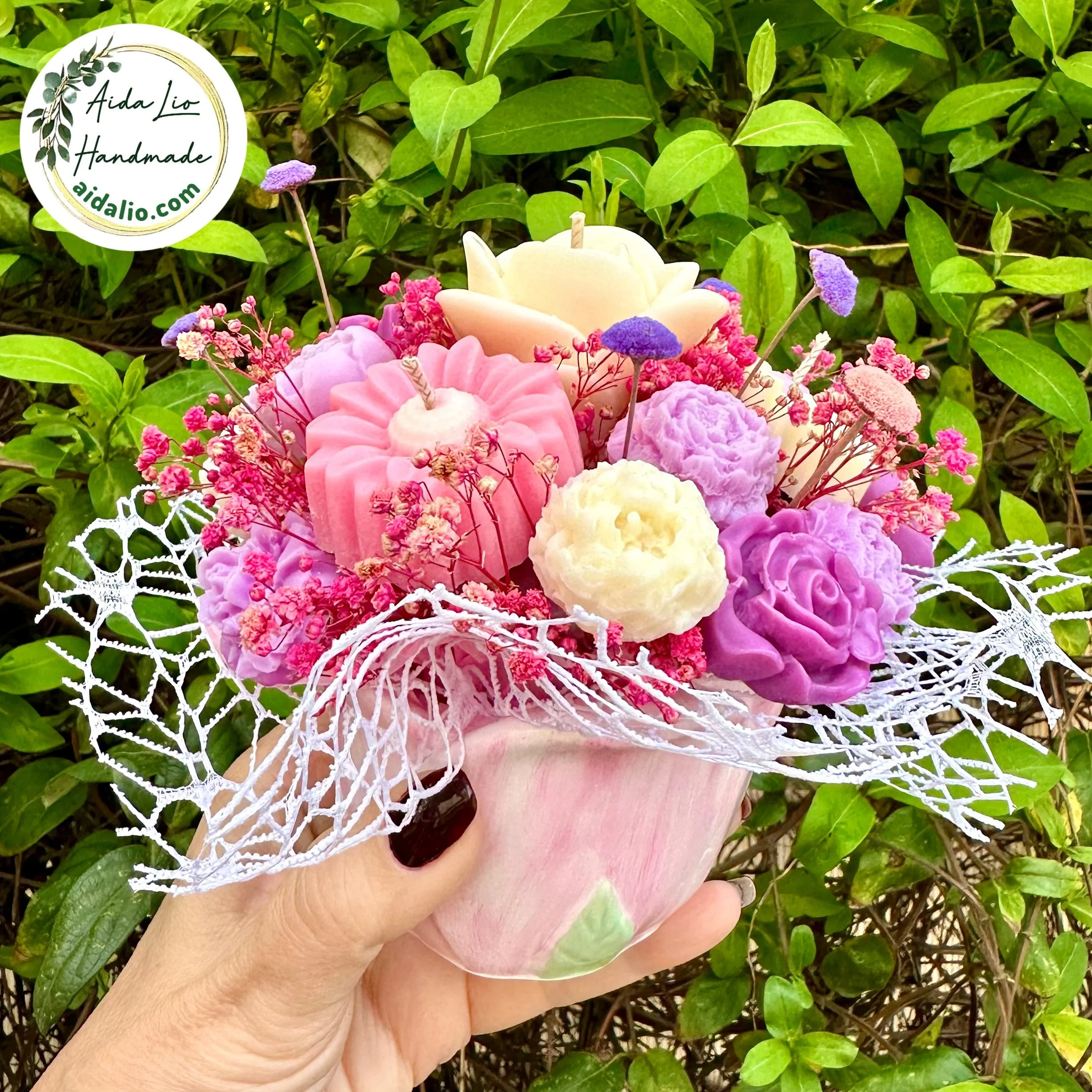 London Garden - Aranjament handmade cu flori din ceară naturală parfumată și plante naturale uscate sau criogenate în bol ceramic in forma de floare turnat manual - 180 lei