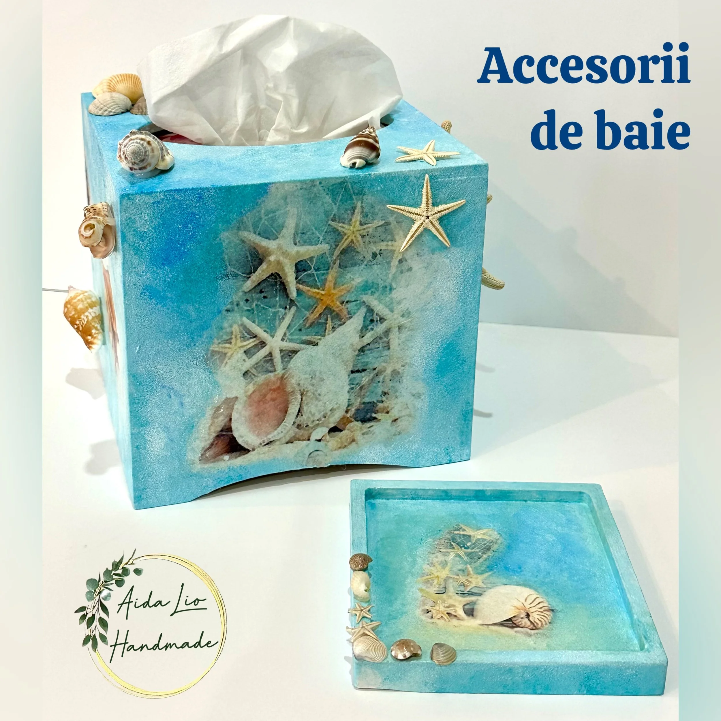 Santorini duo - set de baie alcătuit din suport pentru șervețele (cub mare din lemn) și săpunieră ceramică, ambele decorate manual și cu scoici naturale atașate - 150 lei