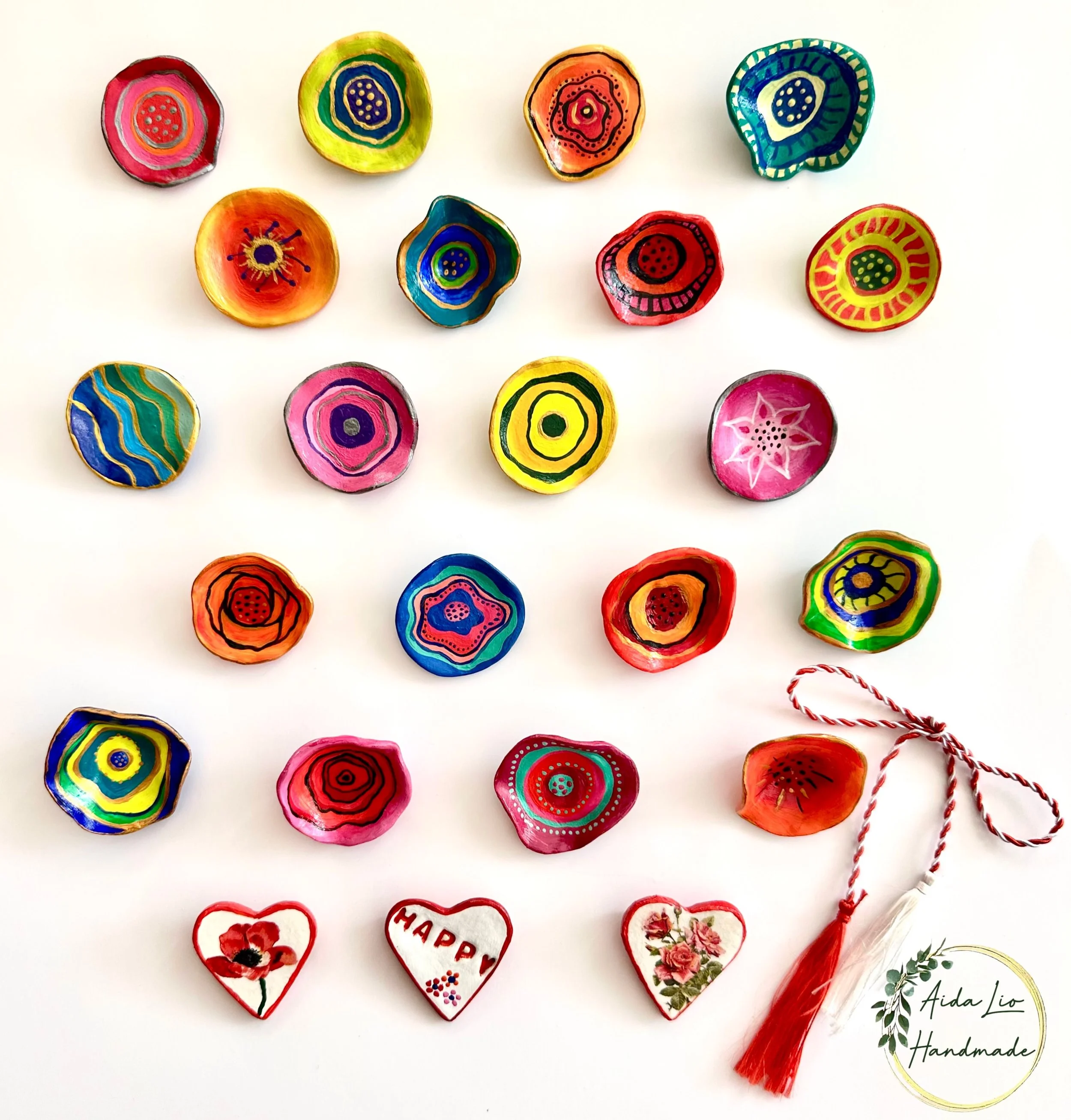 Maci abstracți - broșe modelate din lut cu uscare la aer si pictate manual; se livrează în săculeți de organza - 25 lei 