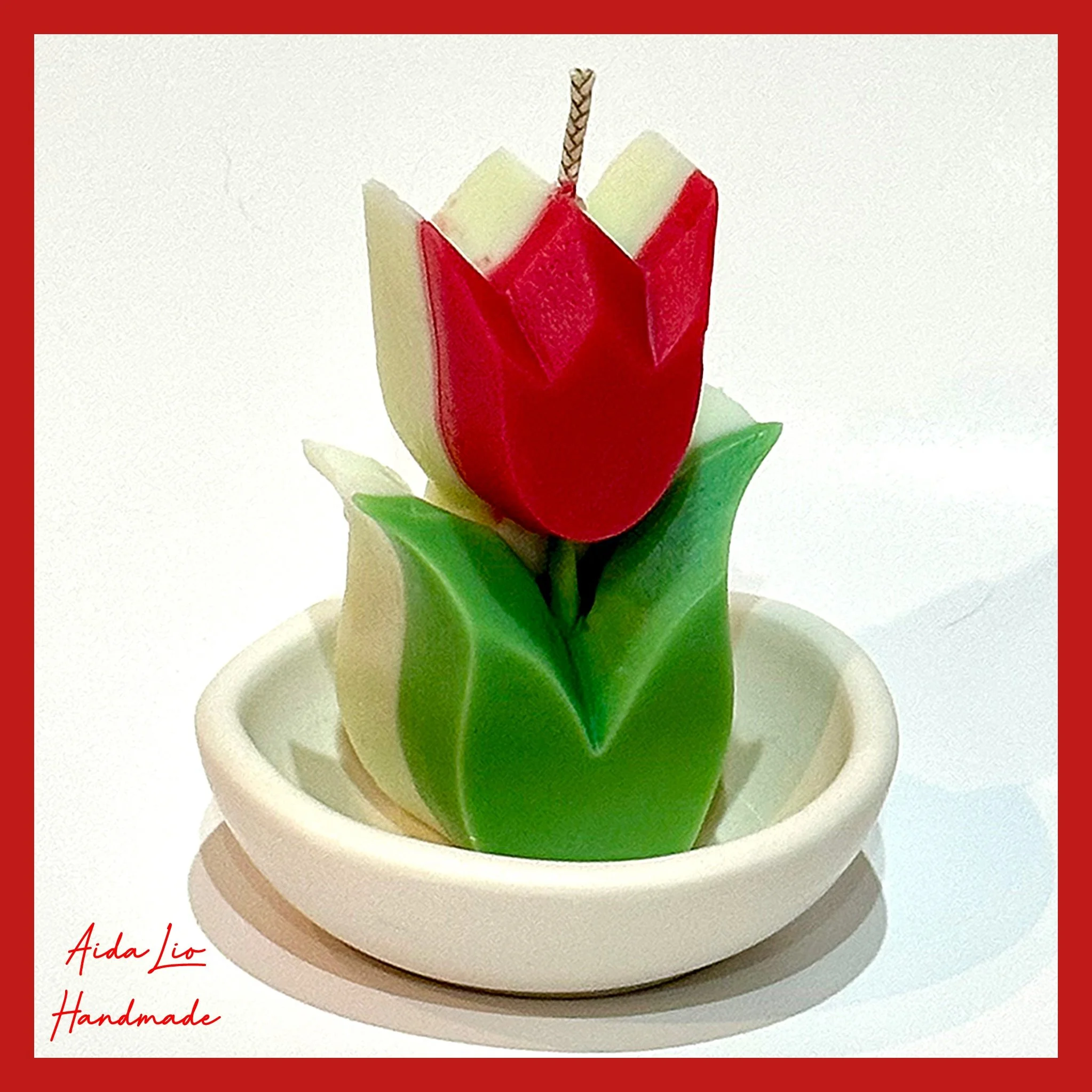 Lalea - lumânare din ceară naturală parfumată în vas ceramic turnat manual - 40 lei