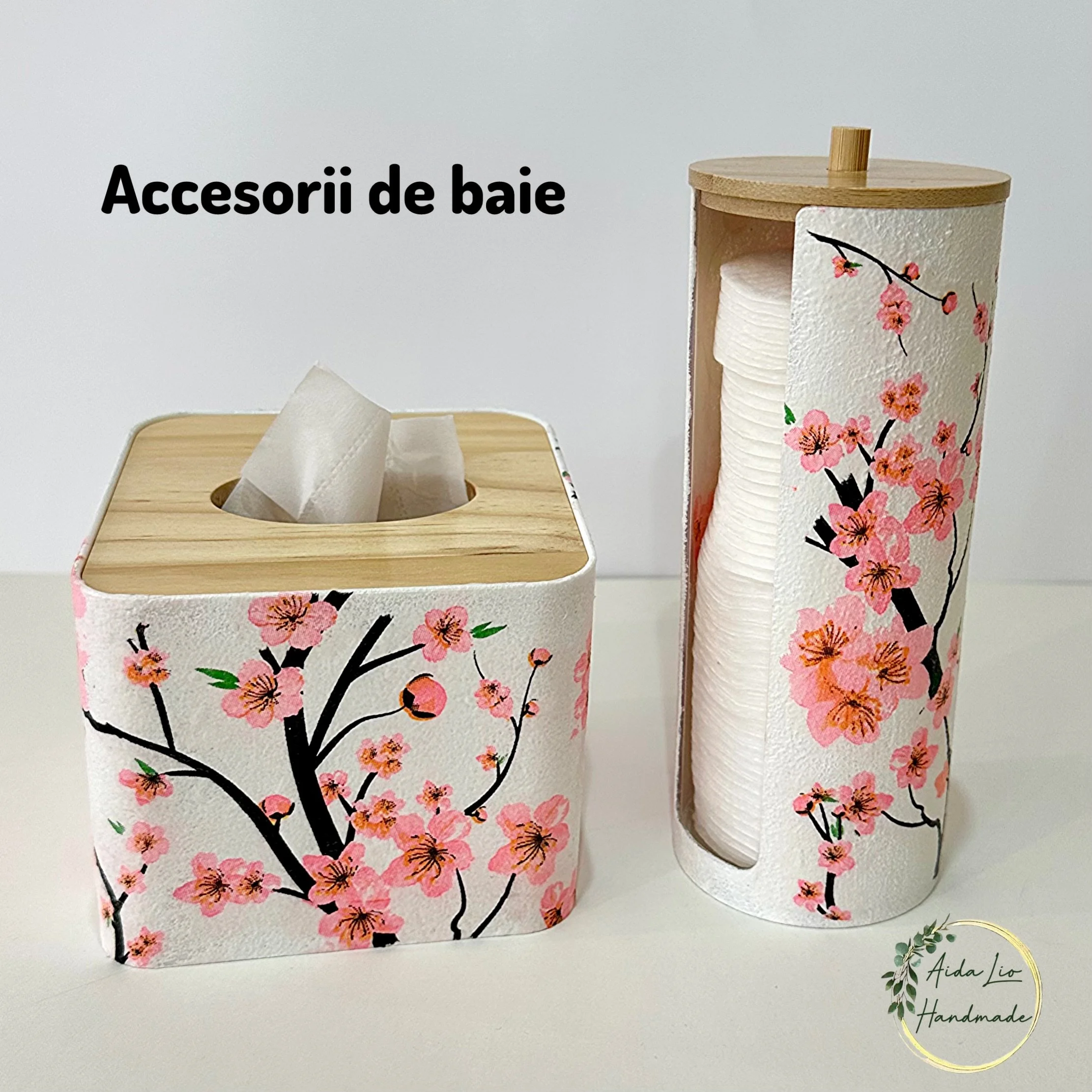 Flori de cireș - set de baie alcătuit din suport cub mic pentru șervețele și suport pentru dischete demachiante - din plastic, cu capace din bambus, decorate cu flori de cireș - 150 lei