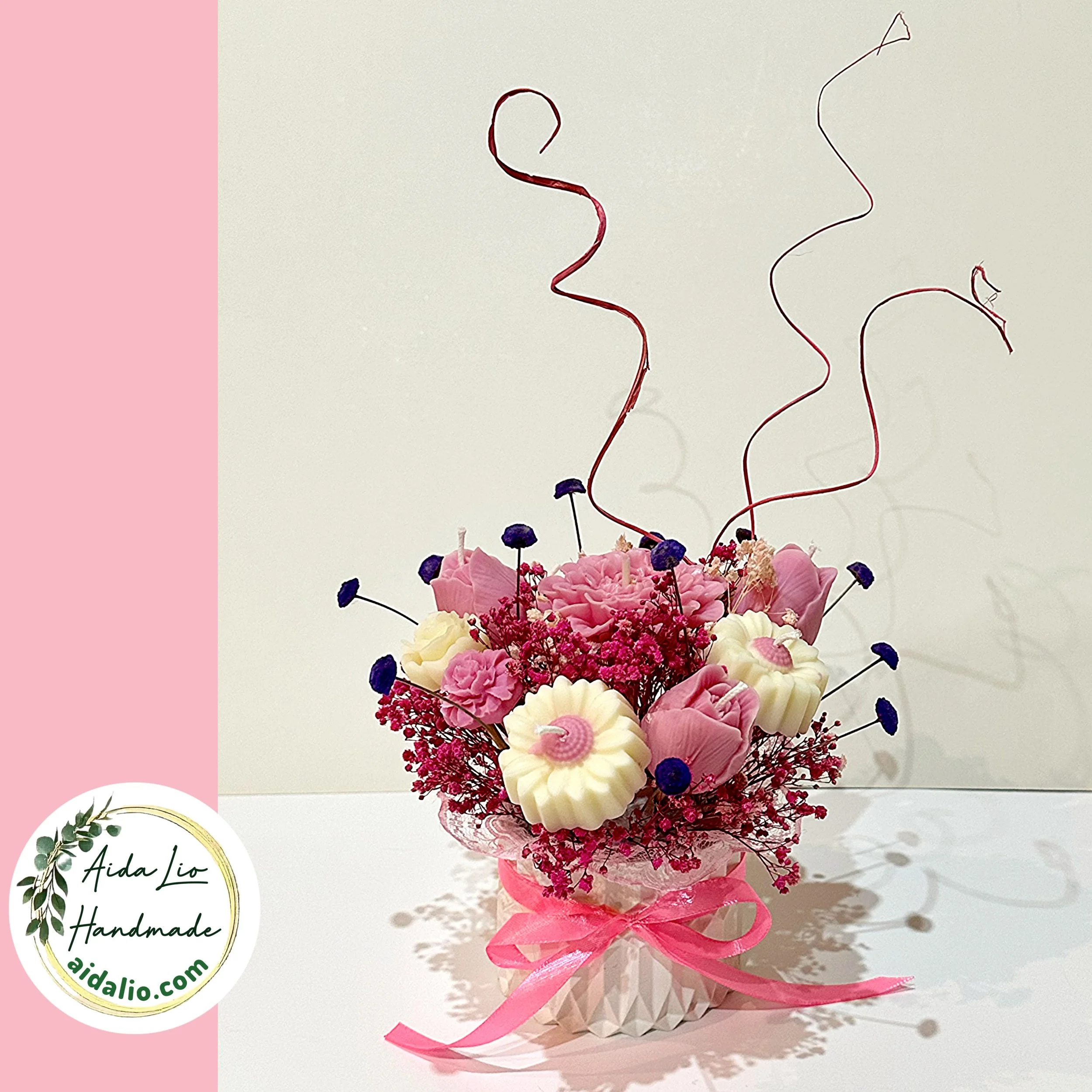 Playful Pink - Aranjament handmade cu flori din ceară naturală parfumată și plante naturale uscate sau criogenate în bol ceramic turnat manual - 150 lei