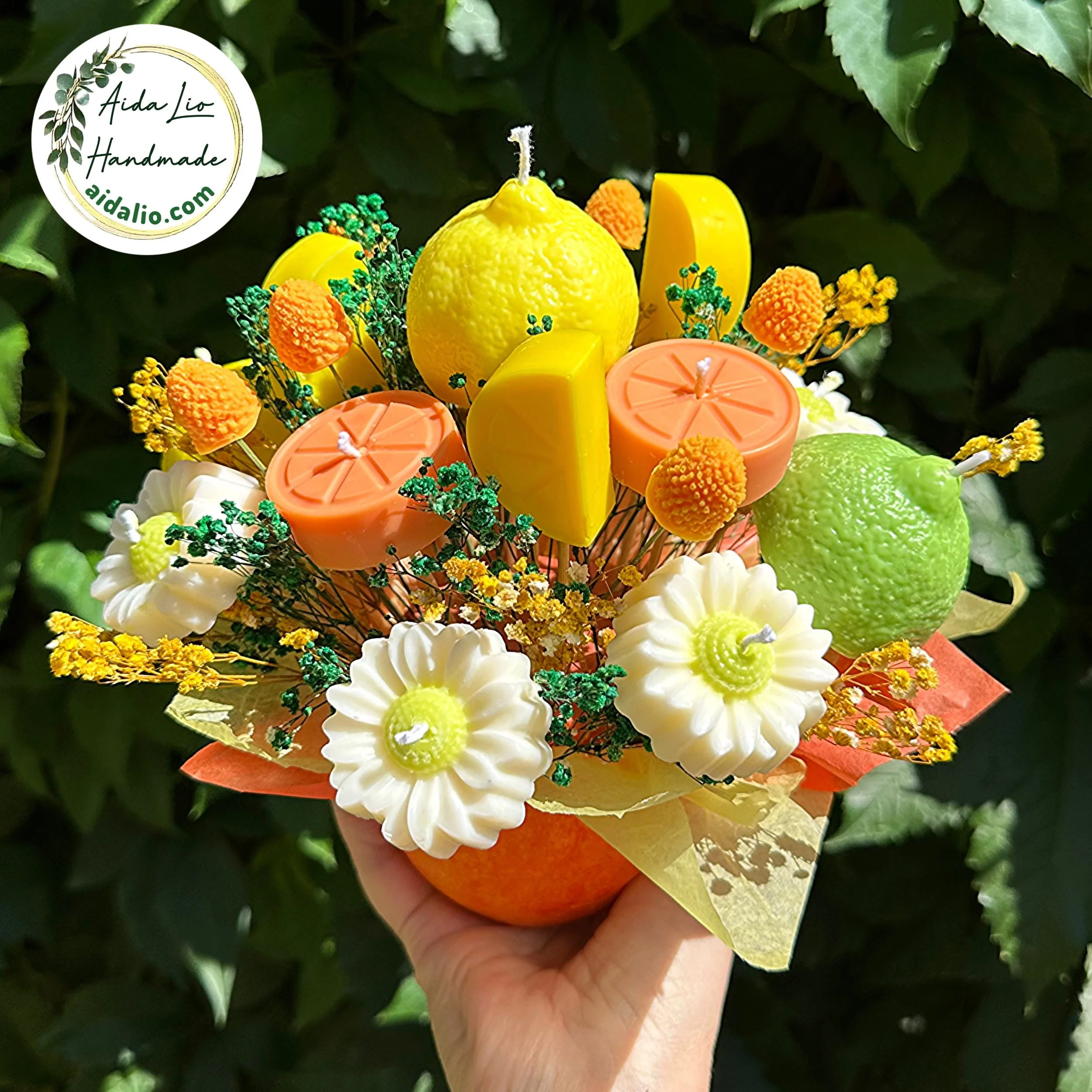 Lemon - Aranjament handmade cu flori și fructe din ceară naturală parfumată și plante naturale uscate sau criogenate în bol ceramic turnat și pictat manual - 200 lei