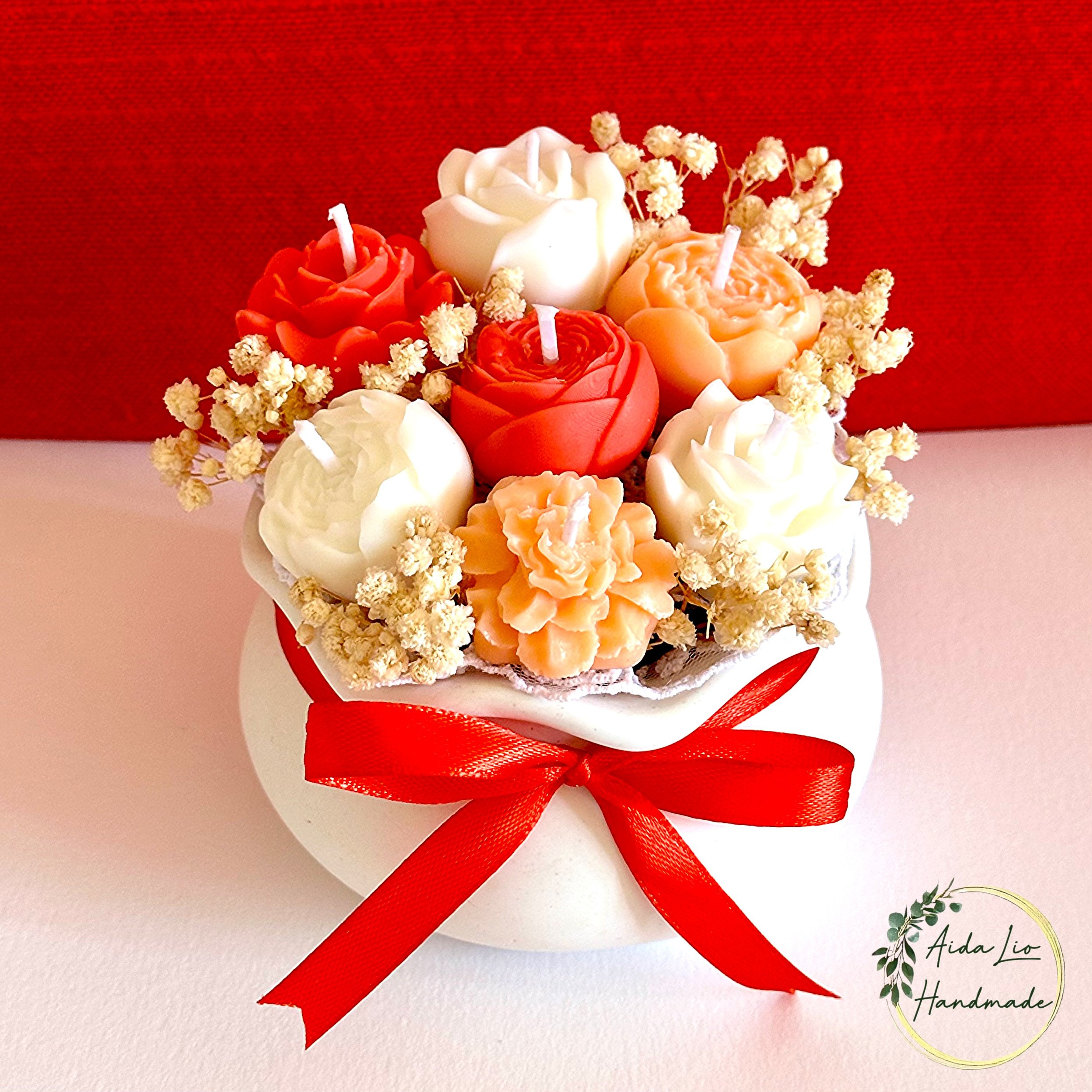 Ulcica fermecată - Aranjament handmade cu flori de ceară naturală cu parfum de flori de portocal în bol ceramic turnat manual - 90 lei
* Fiecare lumânare floare se va utiliza separat, iar cele fără fitil se pot topi în vase de aromaterapie.
* Folosir