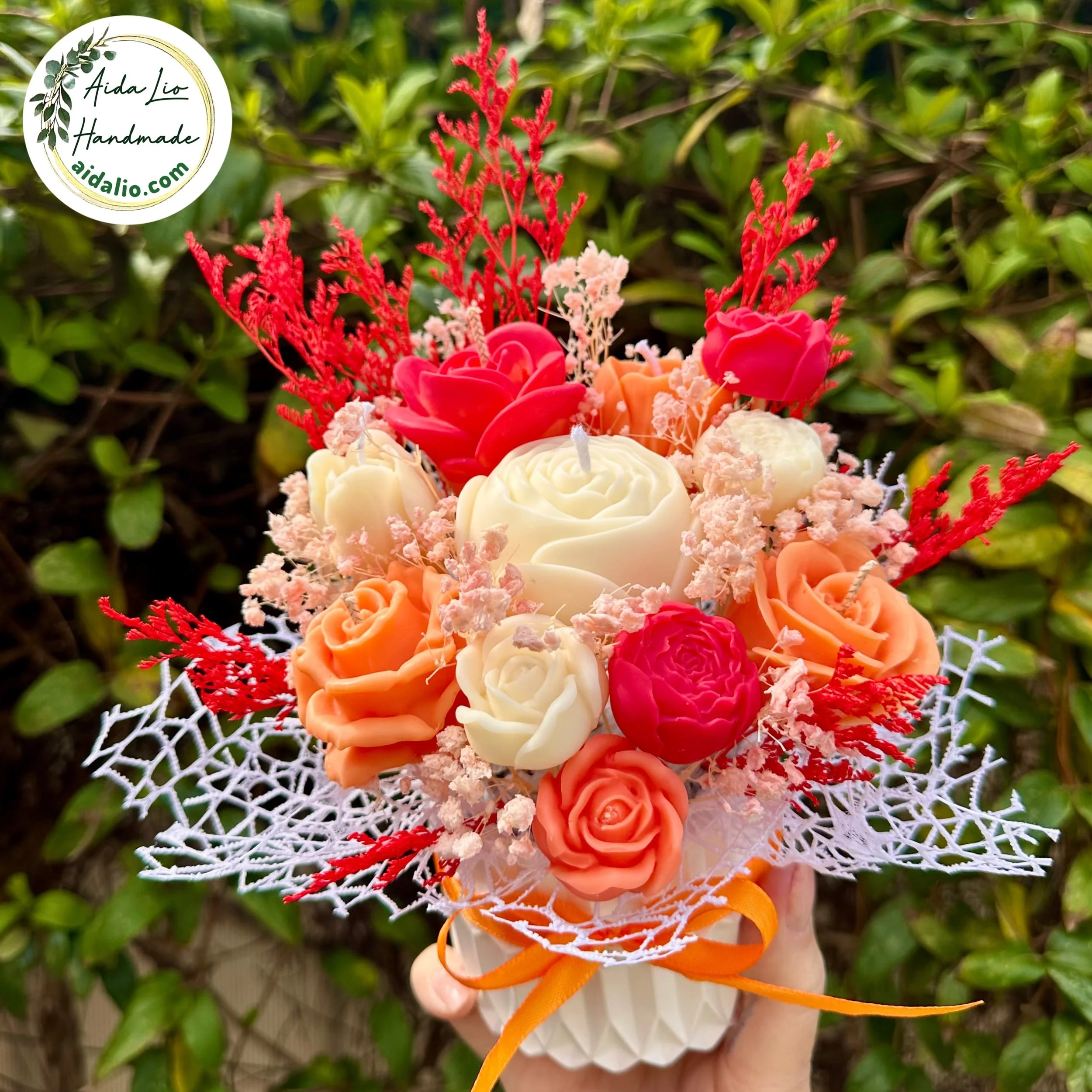 Sampanie spumoasa - Aranjament handmade cu flori din ceară naturală parfumată și plante naturale uscate sau criogenate în bol ceramic turnat manual - 200 lei