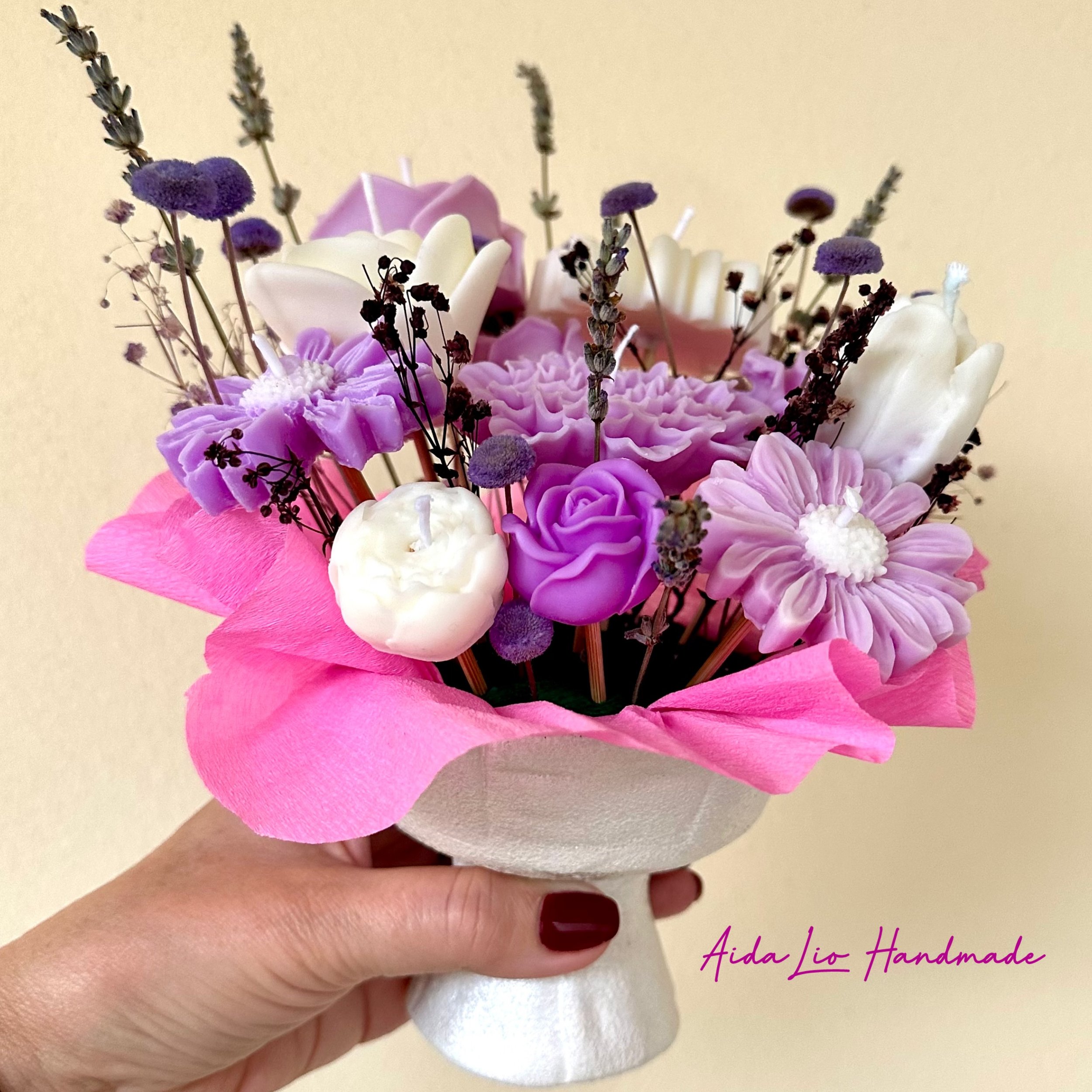 Lavandă 2 - Aranjament handmade cu flori din ceară naturală cu parfum de lavandă s1i alte flori naturale uscate sau criogenate în bol ceramic turnat manual - 150 lei
* Fiecare lumânare floare se va utiliza separat, iar cele mici, fără fitil se pot to