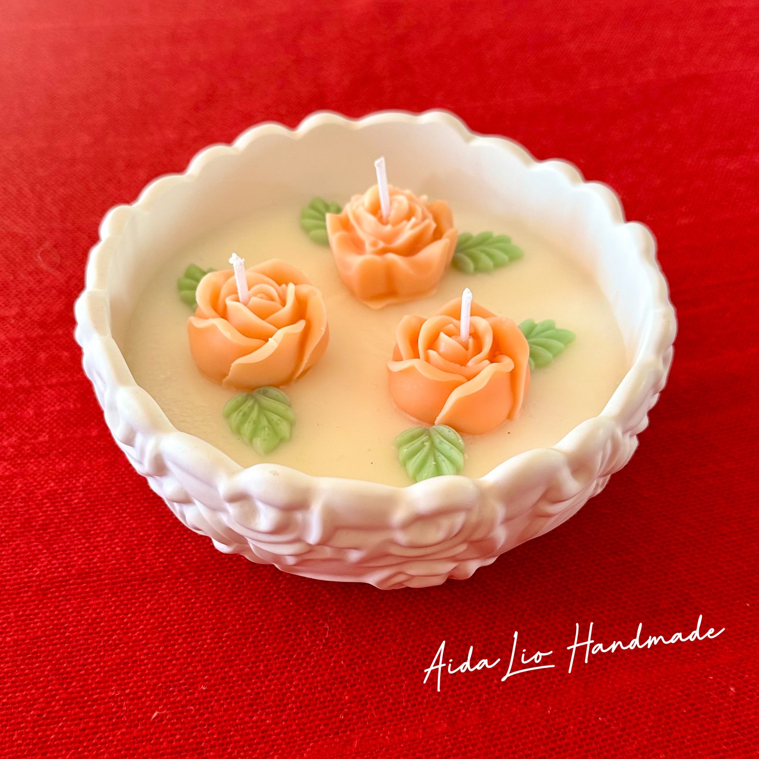 Delice Orange - Lumânare artizanală cu trandafiri delicați din ceară naturală cu parfum de flori de portocal, în bol ceramic turnat manual - 70 lei
