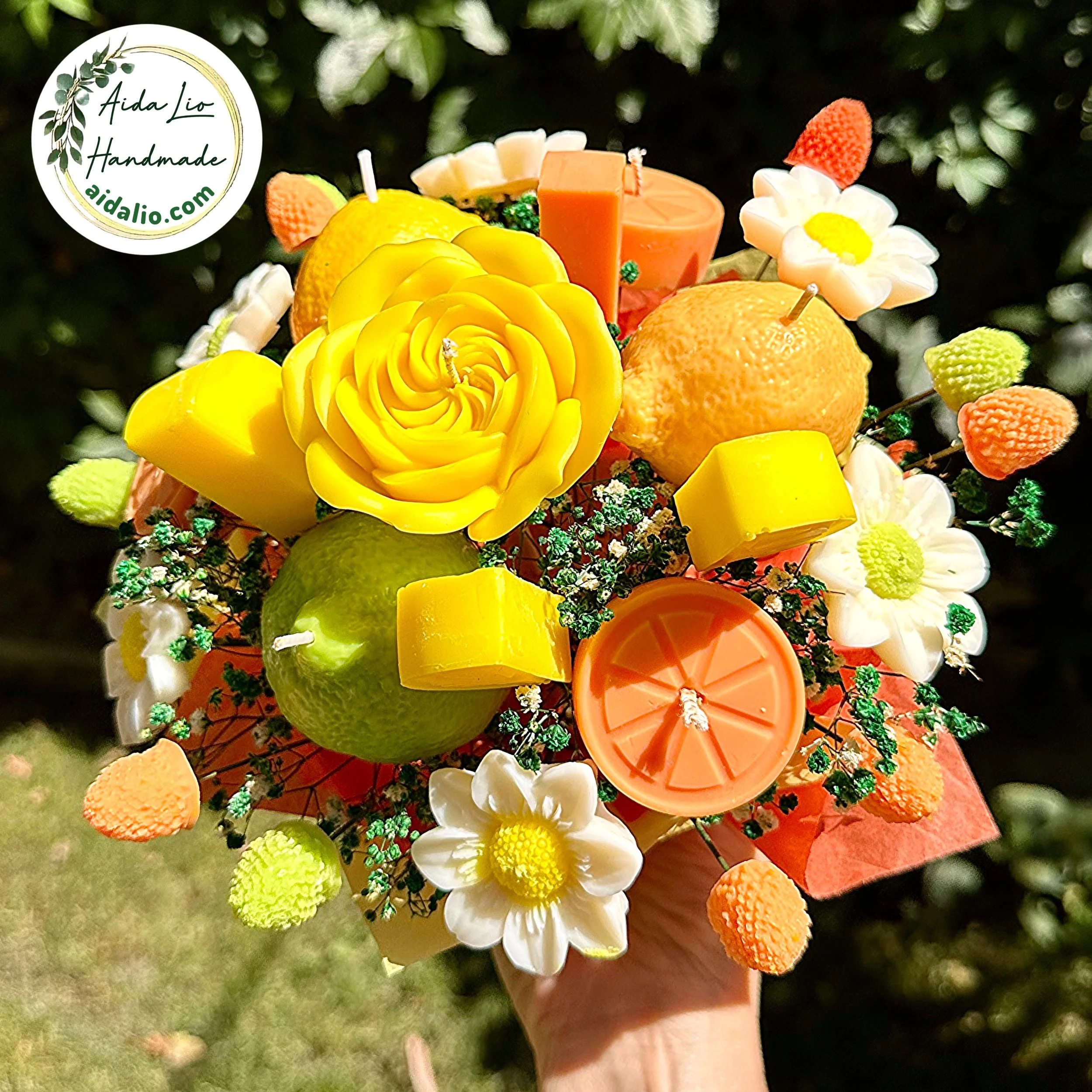 Fresh de vară - Aranjament handmade cu flori și fructe din ceară naturală parfumată și plante naturale uscate sau criogenate în bol ceramic turnat și pictat manual - 200 lei
