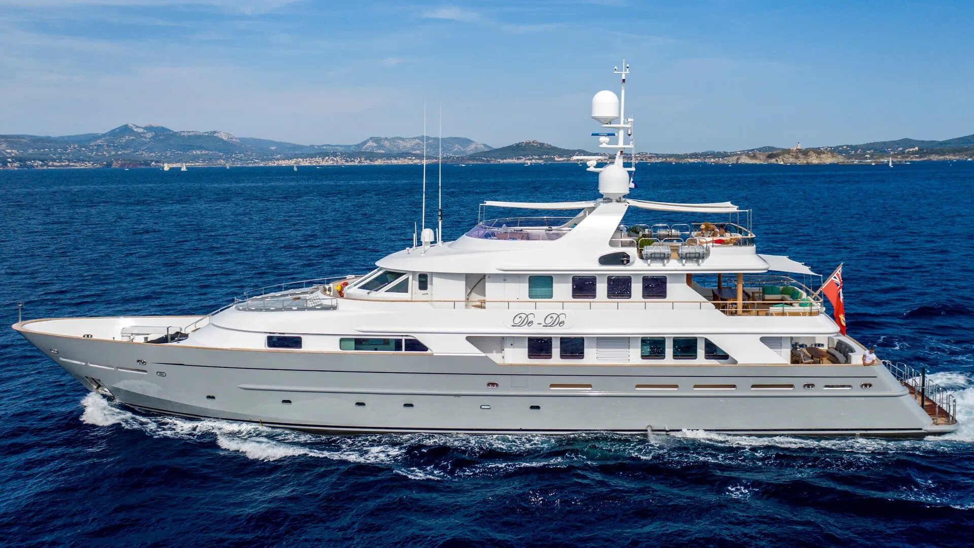 Luxury motor yacht DE DE.jpg