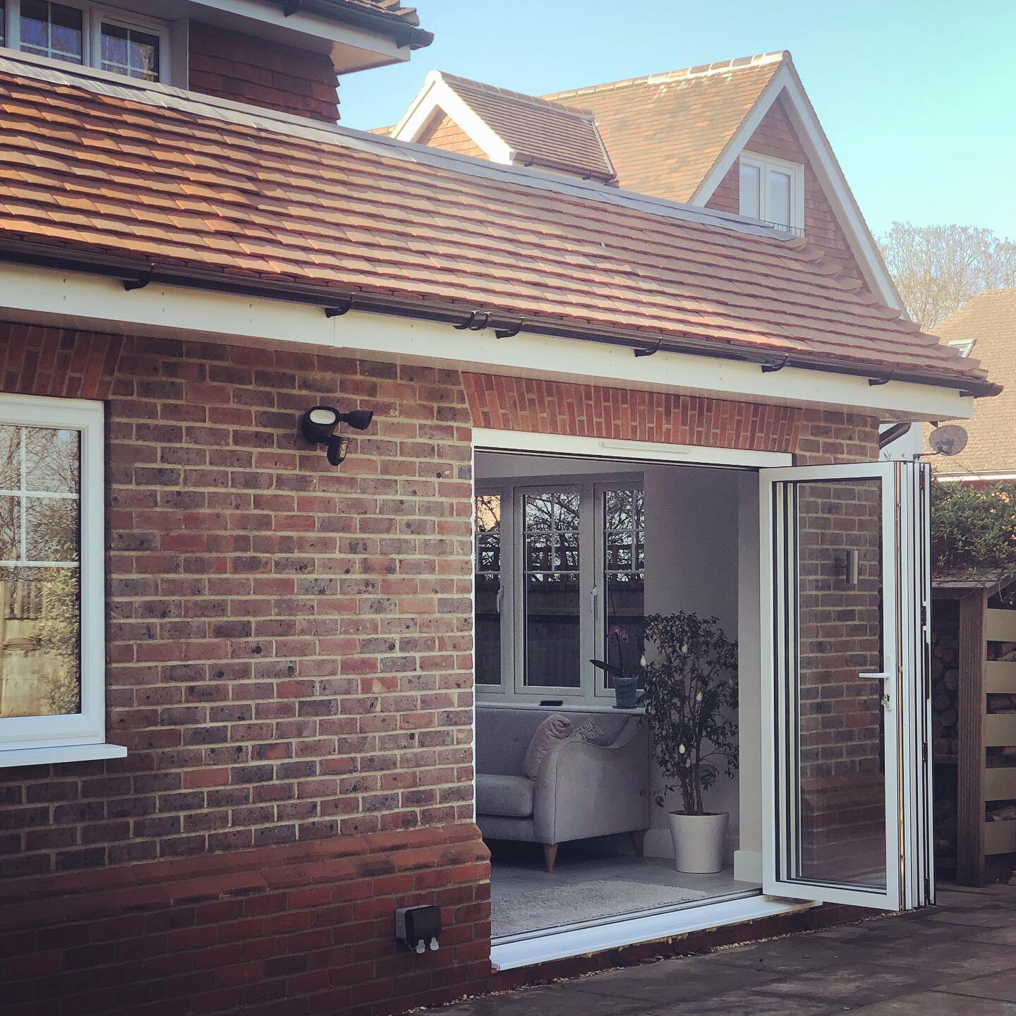 Throwing the doors open for 2024 with another one of our collaborations with the amazing team @heronlakeconstruction 
This extension wasn&rsquo;t huge and mainly just replaced the footprint of an existing conservatory, but it has completely changed h