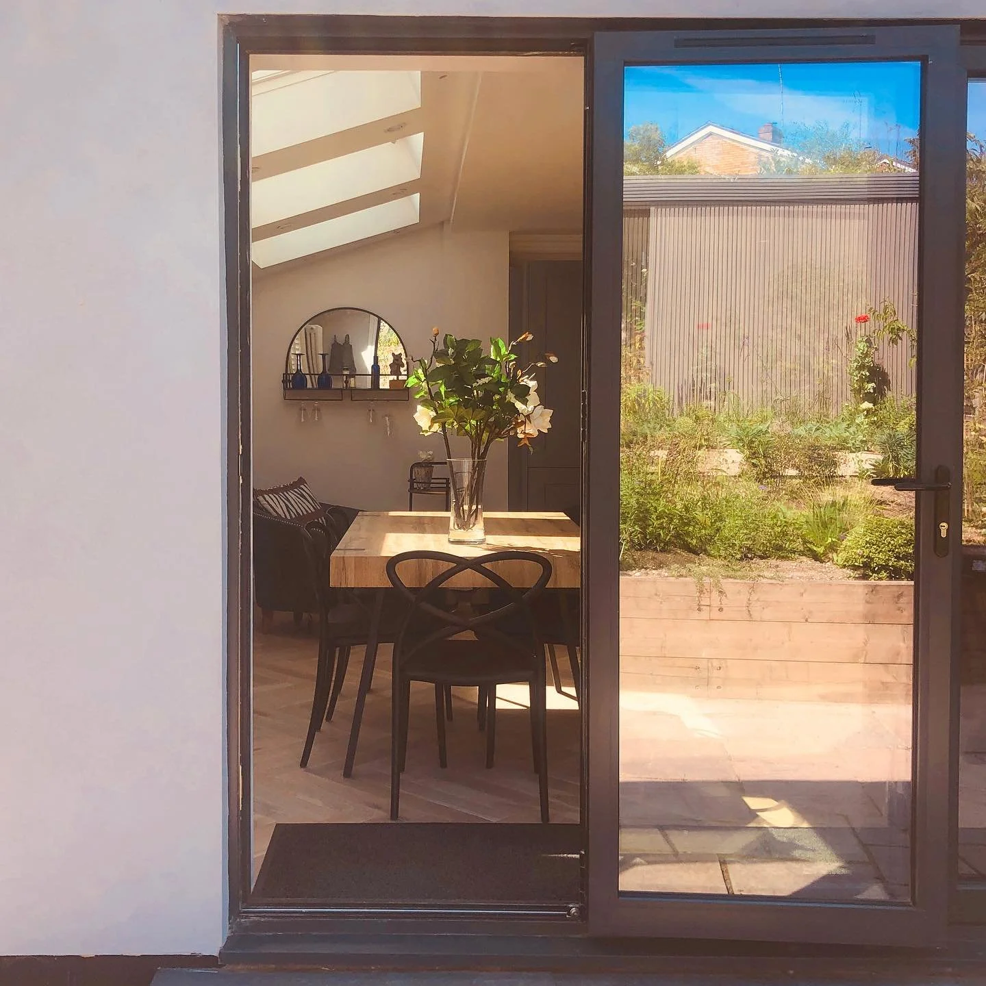 Popped in to see this project today.
A very small side extension has created a lovely vaulted dining space. Combined with a newly landscaped garden and a beautiful garden studio, it has breathed new life into this artist&rsquo;s home.
What a joy to c