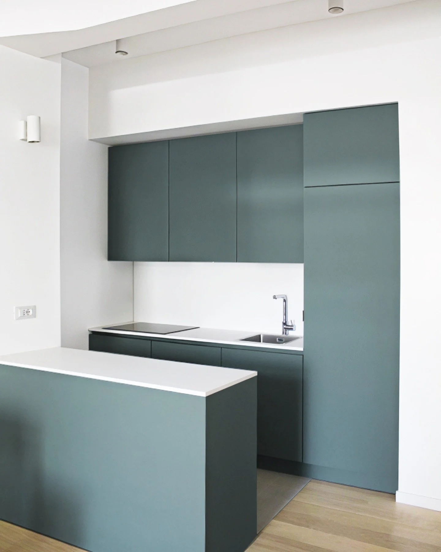 Taiga_ #leprestudio  TAIGA &egrave; una cucina pensata per un appartamento dove vivono quattro studenti. 
La cucina &egrave; divisa in due sezioni: una zona tecnica con piano per acqua, fuochi, forno e colonna frigo e una penisola con piano per la pr