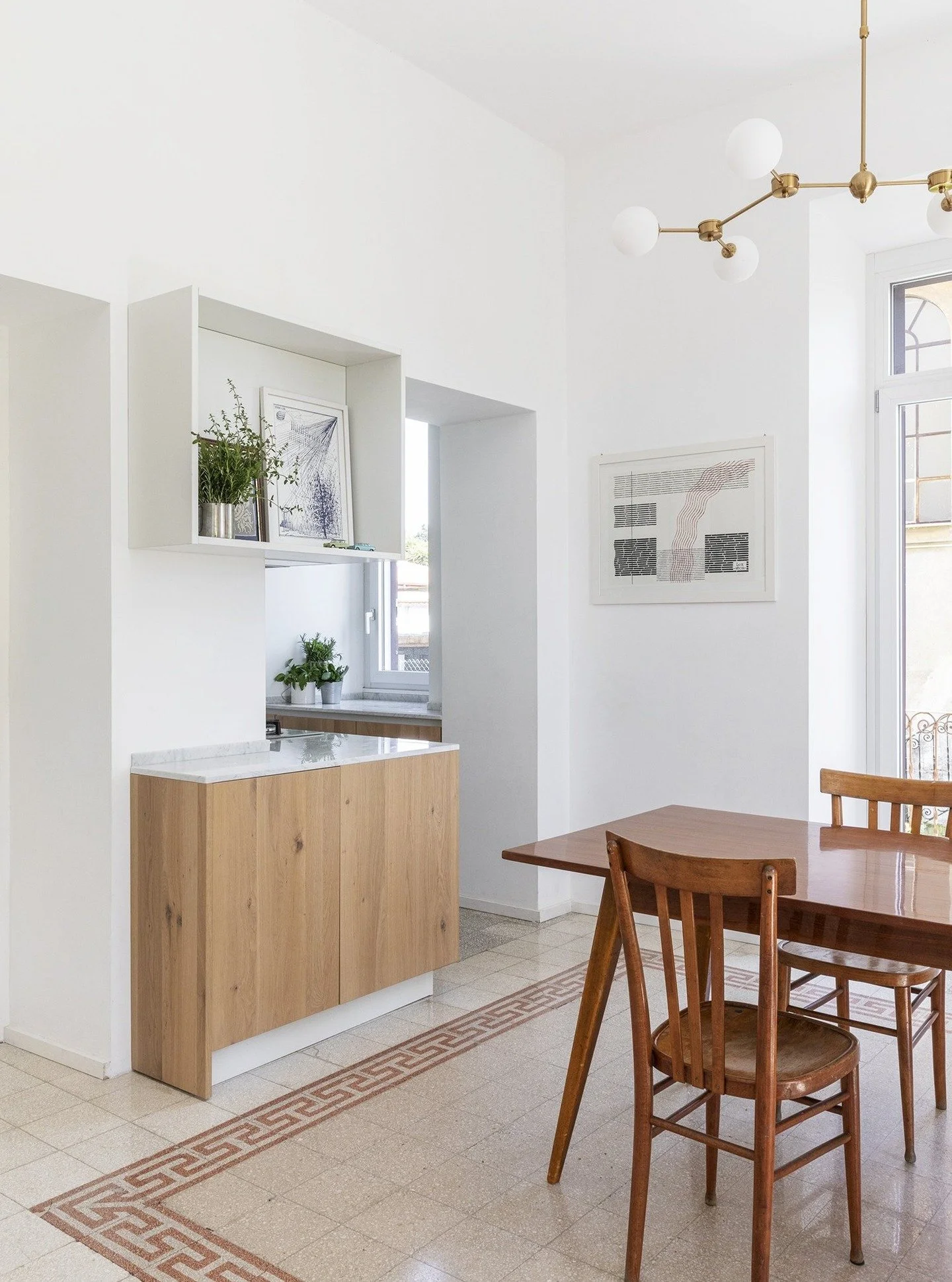 WOOD&amp;WHITE_#leprestudio
WOOD&amp;WHITE &egrave; una cucina che si plasma all&rsquo;interno dell&rsquo;ambiente. Lo spazio a lei dedicato &egrave; una zona di passaggio di dimensioni ridotte. Si &egrave; pensato quindi ad una composizione che pros