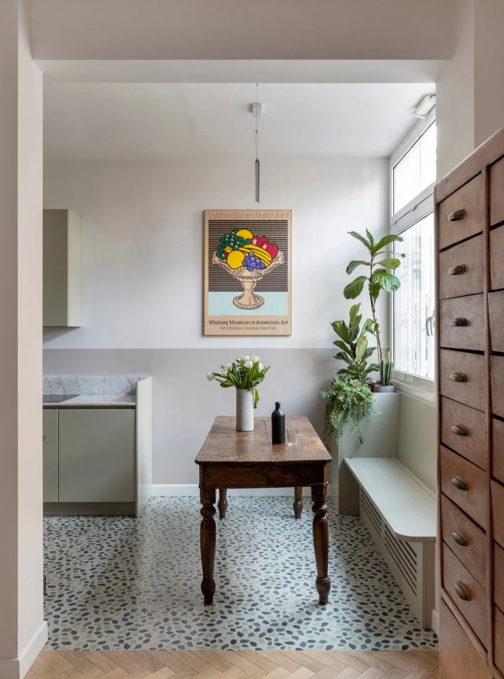 Pigments_#leprestudio
PIGMENTS &egrave; una cucina con colori e materiali delicati che giocano con la texture del pavimento. 
Il percorso inizia con un piccolo disimpegno segnato lateralmente da una serie di pannellature a tutta altezza, alcune delle