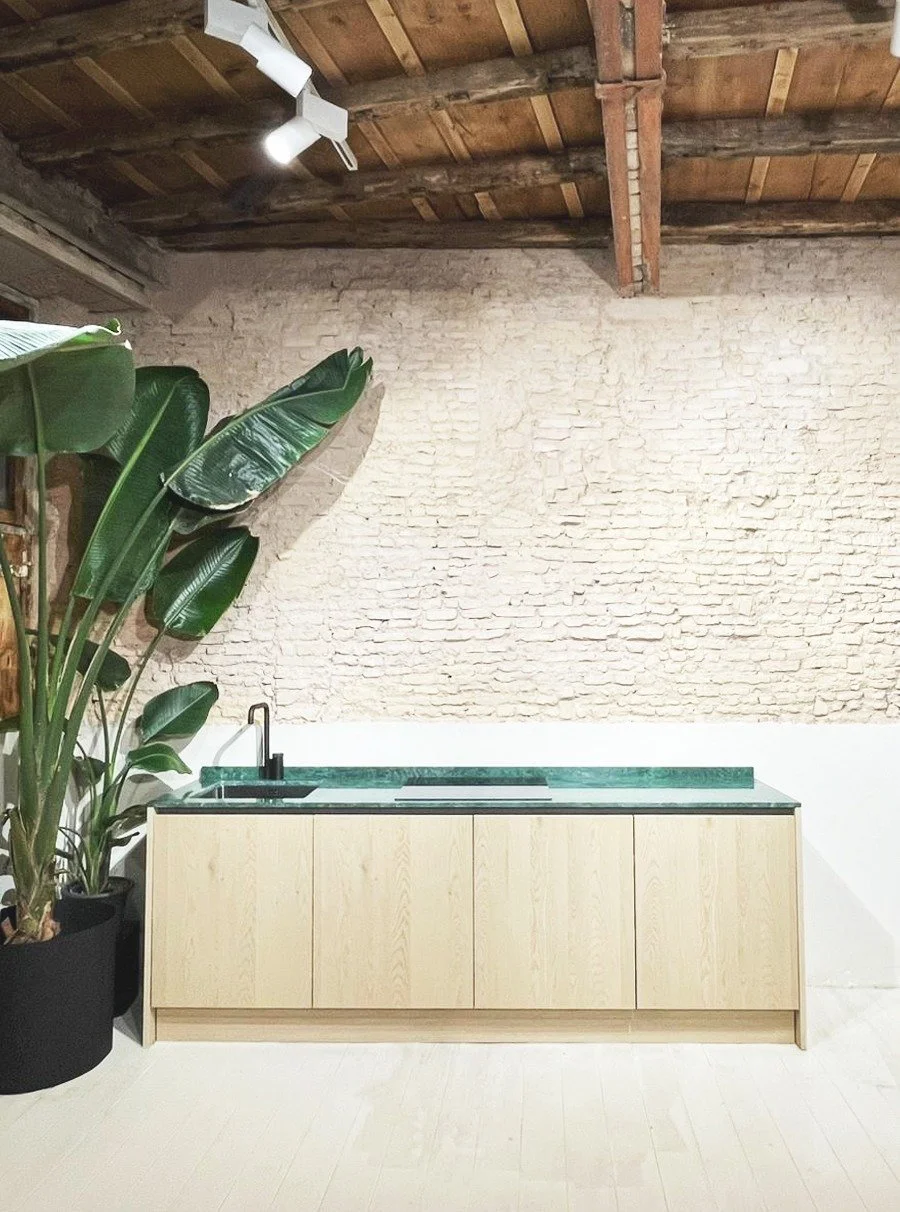 WOOD&amp;GUATEMALA_@leprestudio
Tropical mood!
Composizione con ANTE in Legno Rovere Nordico e piano in marmo verde Guatemala. Rubinetto @quadrodesign nero Opaco, lavello @Foster inox spazzolato gunmetal.
Cucina in esposizione presso @leprestudio.

?