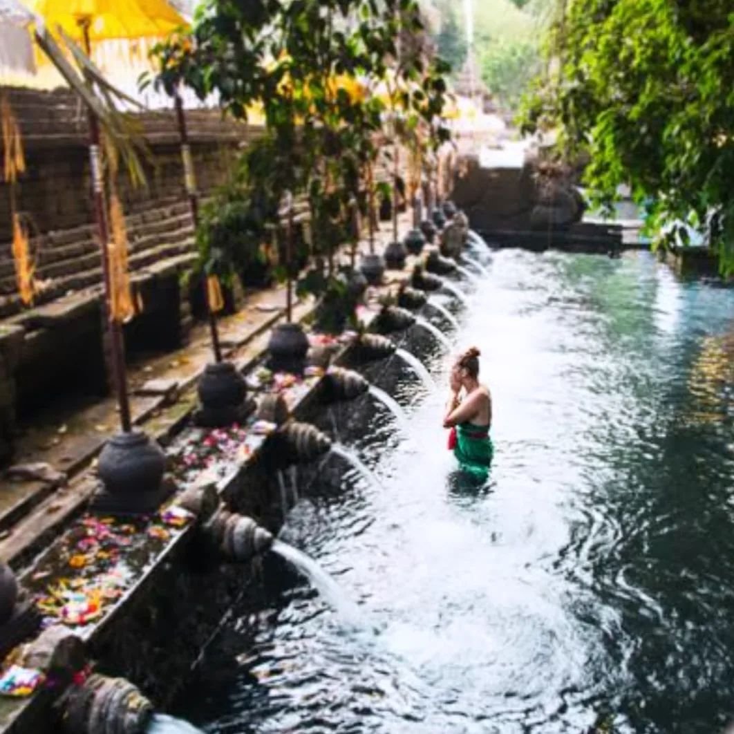 An excursion that can't be missed! 

Fortunately, this purification ritual at the water temple is on our retreat schedule 🤗.

The bonus is that we are taken to a more local water temple, without the hussle and bustle of hu dreds of fellow tourists, 