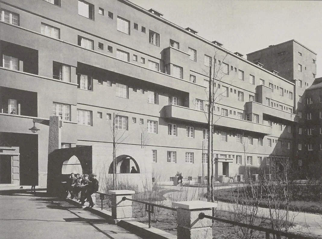 Bebelhof in Wien-Meidling, Innenhof, 1930_Autor_Buchhändler_Wikipedia.jpg