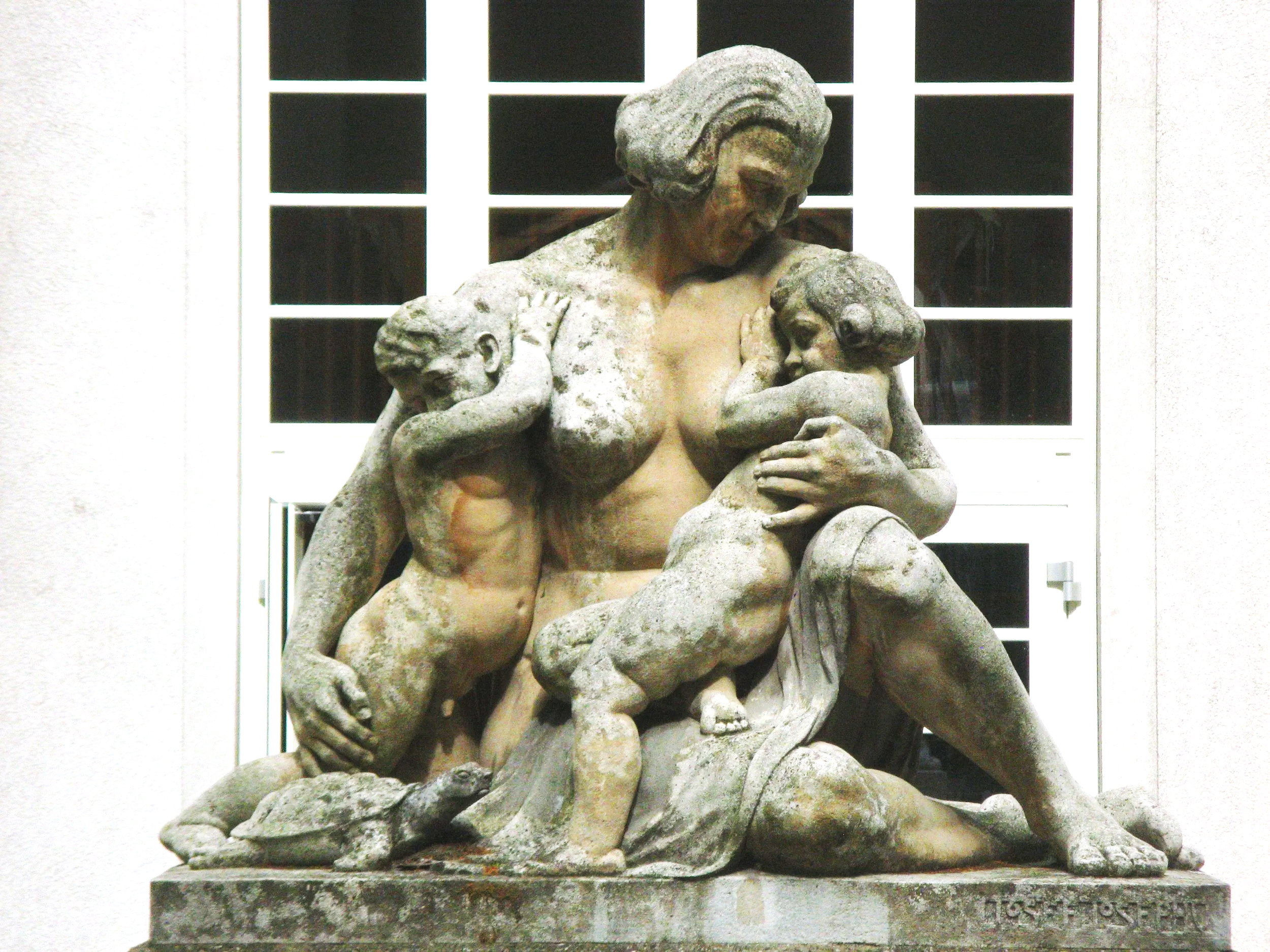 Pernerstorferhof_Zuflucht_Skulptur_Joseph_Josephu_Autor_Buchhaendler_Wikipedia.png