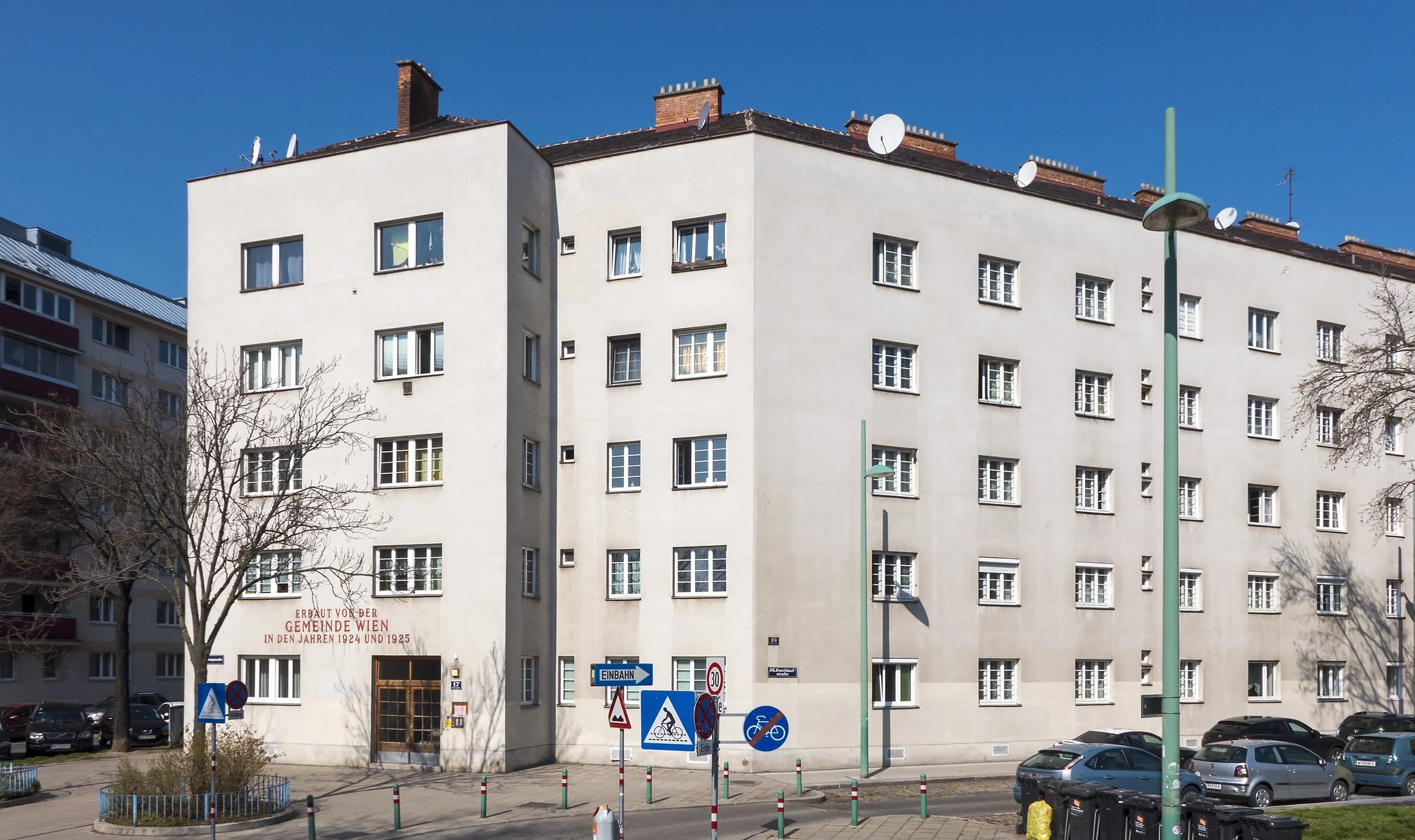 Otto-Haas-Hof in Wien 20, Straßenfront_Pasettistraße_Autor_Gugerell_Wikipedia.jpg