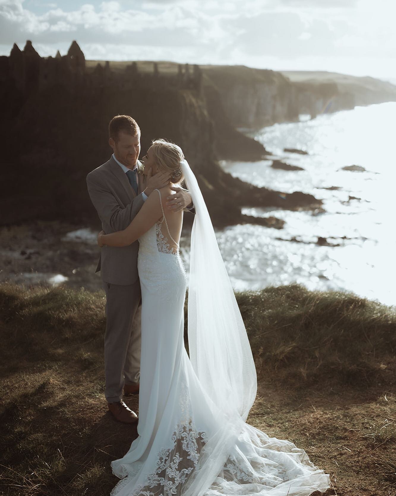 Jenny &amp; Bleddyn&rsquo;s big day was a beautiful one, &amp; was perfectly topped off by this visit to Dunluce Castle, near Bushmills in Northern Ireland.

Photography + videography: @tyronrossphotography

www.tyronrossphotography.com

#greenweddin