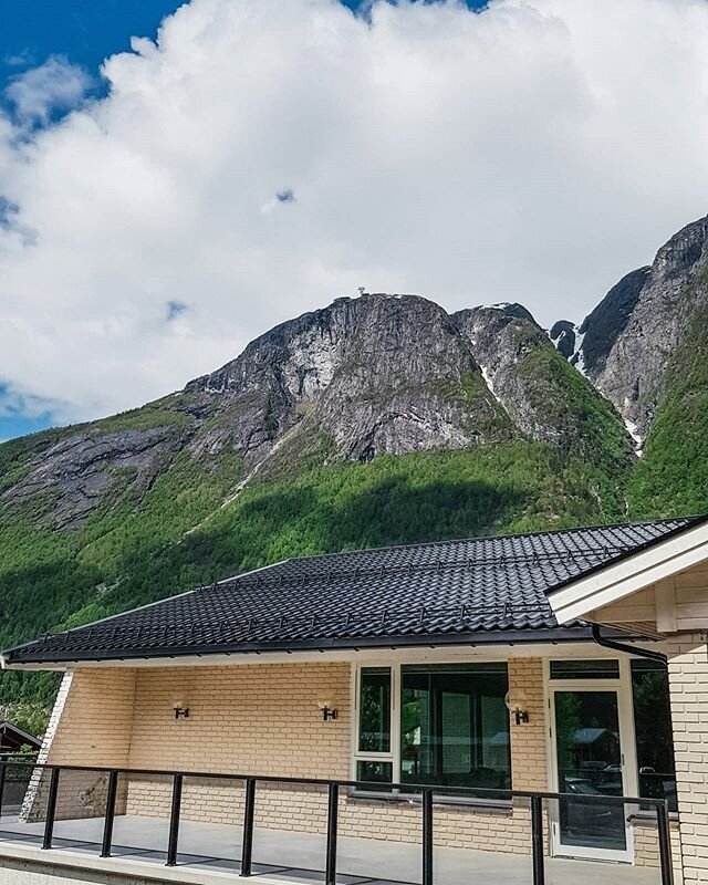 Utsikt mot Hoven med @loenskylift og @viaferrataloen 🤩 #Loen #visitnorway #fjordnorway #Norge #Norway #loenapartments #loenskylift #viaferrataloen #stryn #Nordfjord