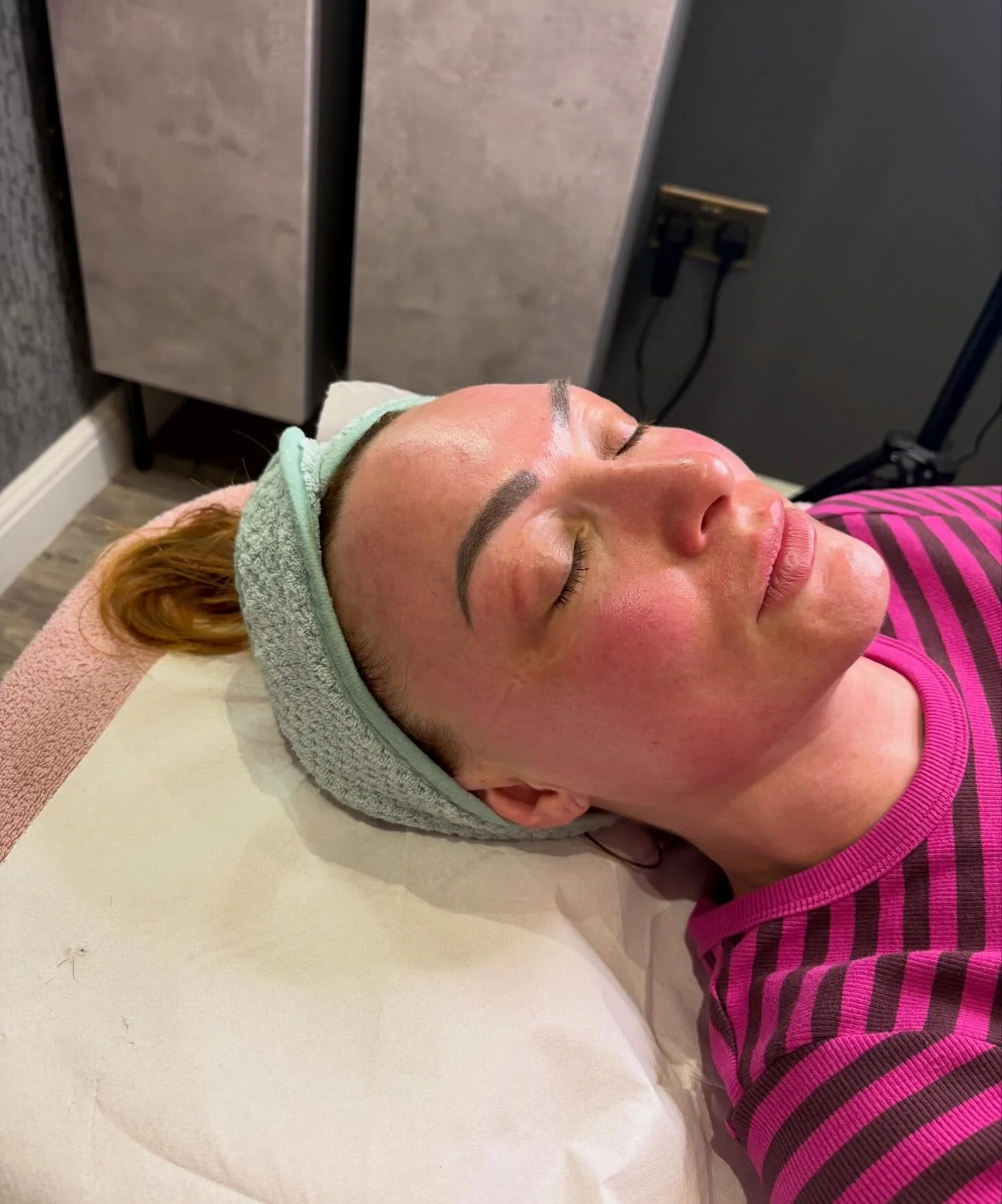 ✨Skin needling with LED ✨

that glow🤌🏻🙂&zwj;↕️