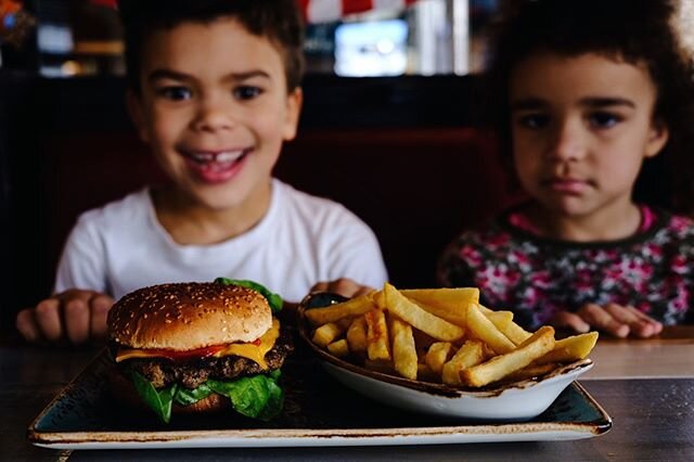 Kiddies, it's Burger Time! 🍔⁠
⁠
F&uuml;r unsere kleineren Foodies haben wir ein paar k&ouml;stliche Leckerbissen vorbereitet. Auf unserem einzigartigen Kids Men&uuml; erwarten Euch saftige Burger, knusprige Pommes Frites, k&ouml;stliche Chicken Wing