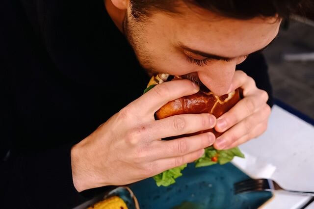 Love at first bite 😍⁠
⁠
Bock auf Burger? Dann g&ouml;nnt Euch unsere fantastischen Spezialit&auml;ten doch gleich beim n&auml;chsten Besuch 🍔 Ganz gleich ob mit Fleisch Patty, als Veggie Burger oder unsere vegane Beyond-Meat Kreation: Wir treffen g