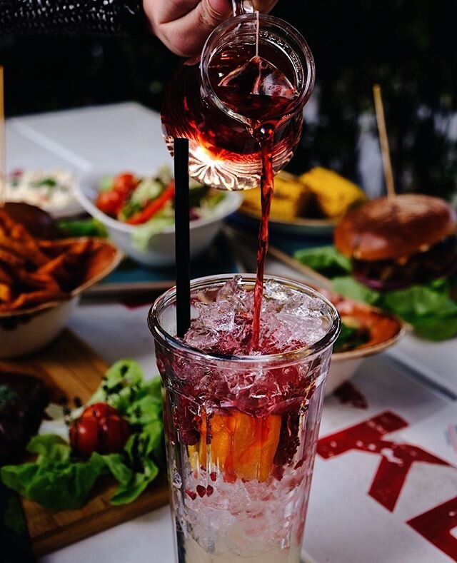 ⁠Tonight's Plan: Drinks &amp; Burgers 🧡⁠
⁠
Unsere hausgemachten Drinks sind der ideale Begleiter f&uuml;r die sonnigen Tage ☀️ Fruchtige Limo's, eiskalte Iced Tea's oder unsere alkoholfreien Mocktails lassen Eure Gaumen tanzen 🍹⁠
⁠
#chicagomeatpack