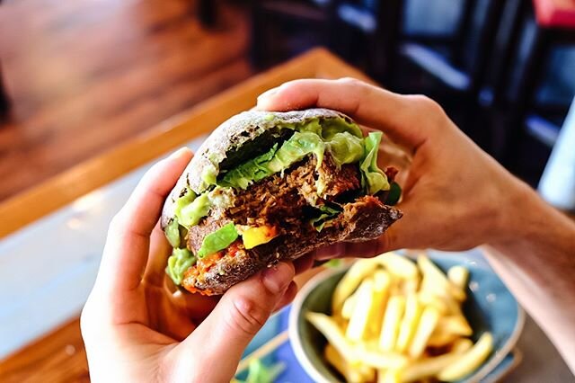 Es muss nicht immer Fleisch sein! ☝️ ⁠
⁠
Das Problem kennt doch jeder: Man m&ouml;chte mit Freunden gem&uuml;tlich essen gehen, doch man kann sich nicht auf ein Restaurant einigen 🤷&zwj;♀️ Der eine hat Lust auf Burger, die andere isst kein Fleisch &