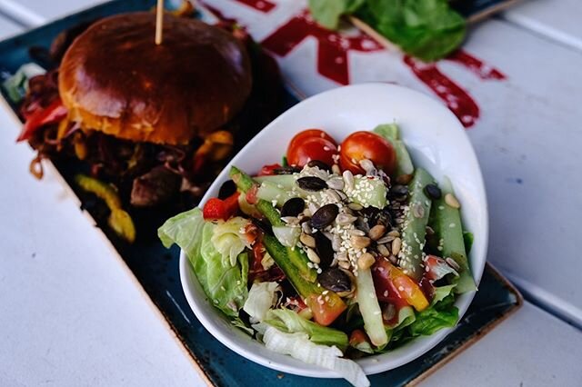 Bock auf was Leichtes? 🙋&zwj;♀️ ⁠
⁠
Wer bei den sommerlichen Temperaturen Lust auf eine gesunde Abwechslung hat, der wird bei unseren knackigen Salaten f&uuml;ndig 🥗 ⁠
⁠
Wie w&auml;r's heute mit unserem Chicago Avocado Salad? Bunter gemischter Sala