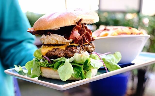 Burger &amp; Beer: Der perfekte Sonntag im Chicago Meatpackers 🍔⁠
⁠
Unsere saftigen Burger lassen sich hervorragend mit knusprigen Sweet Potato Fries und einem k&uuml;hlen Bier genie&szlig;en! 🍻⁠
⁠
Welcher Burger darf auf Eurem Teller nicht fehlen?