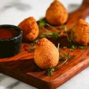 Coxinha de eisbein c/ queijo gruyere